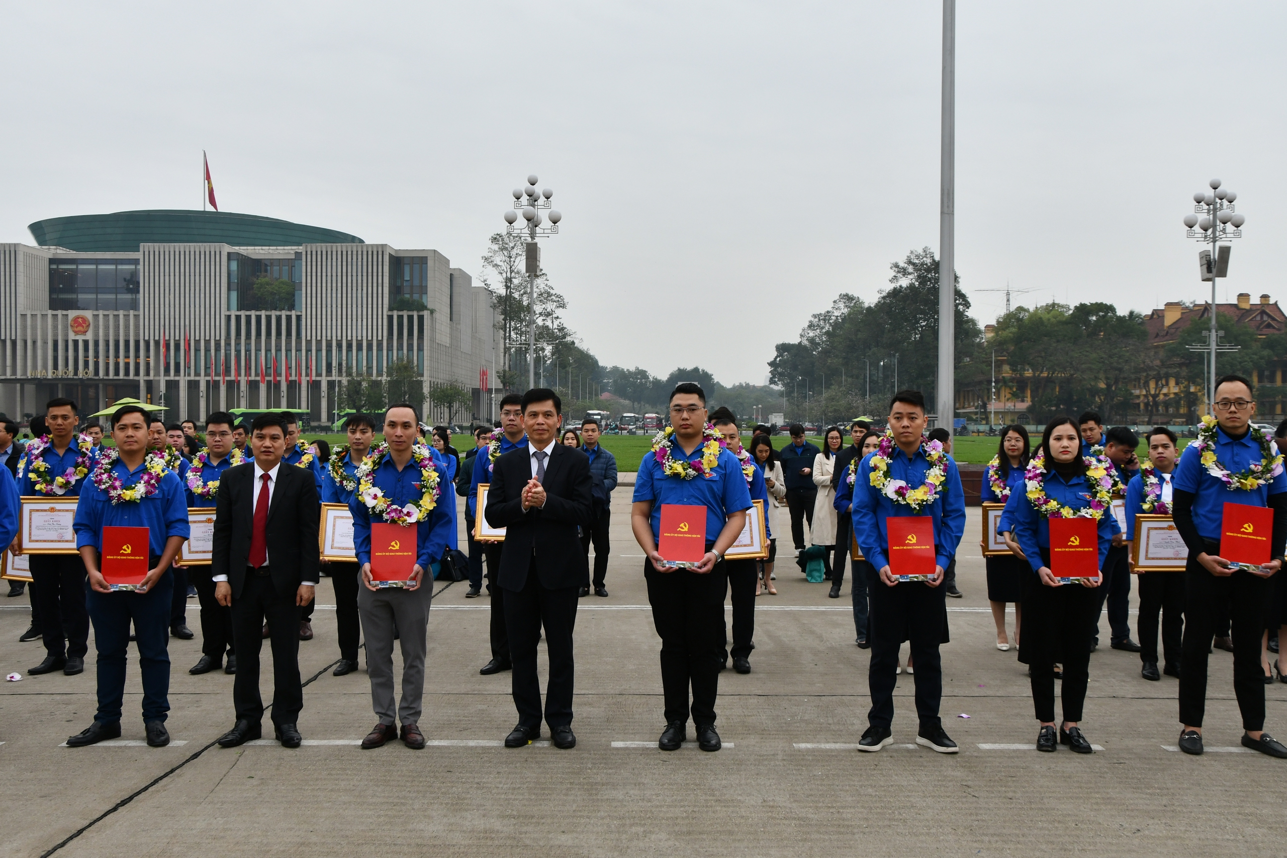 Tuyên dương 27 đảng viên trẻ của Bộ GTVT trước Lăng Chủ tịch Hồ Chí Minh- Ảnh 3.