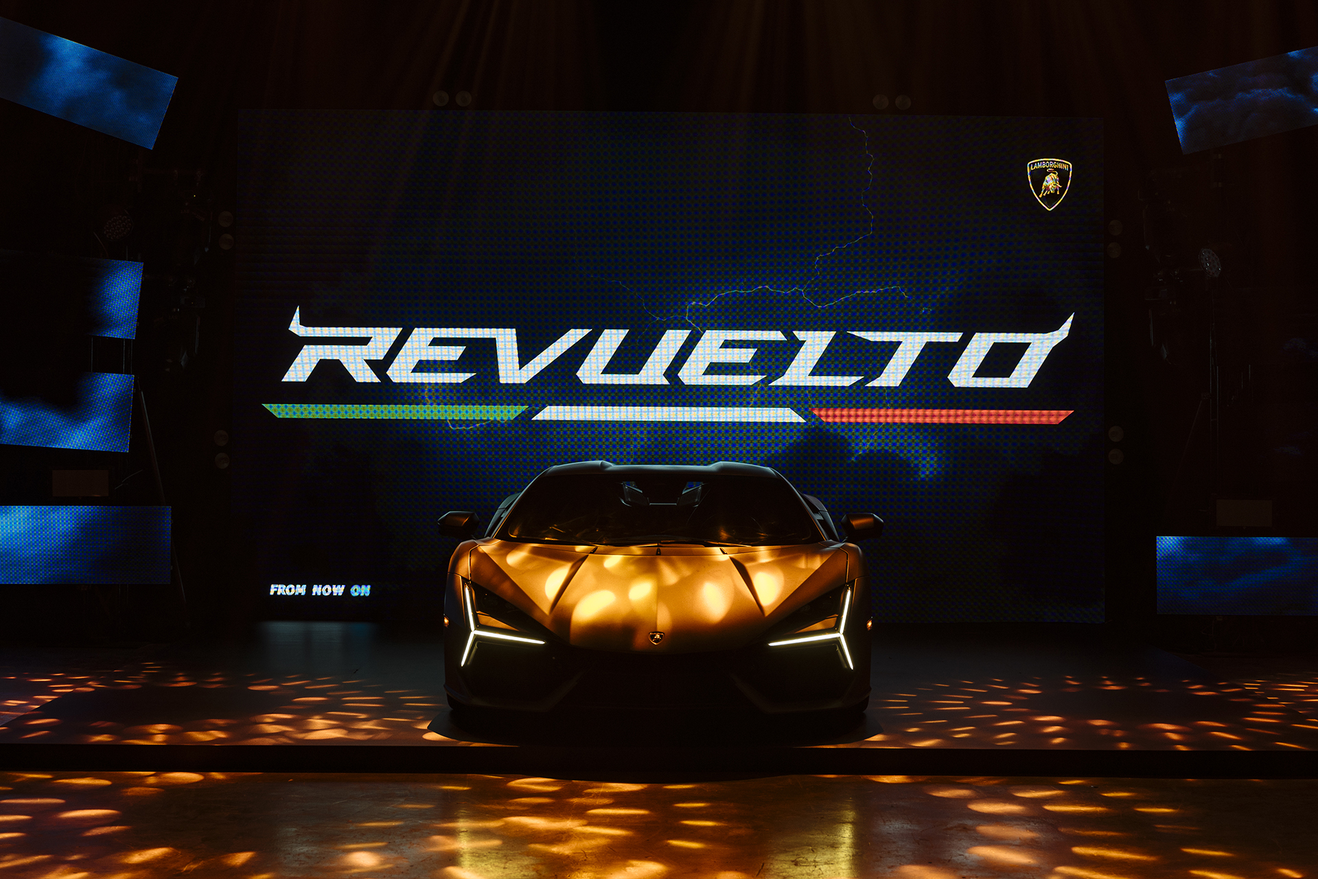 Siêu "bò" Lamborghini Revuelto giá khoảng 44 tỷ đồng lần đầu ra mắt khách Việt- Ảnh 1.
