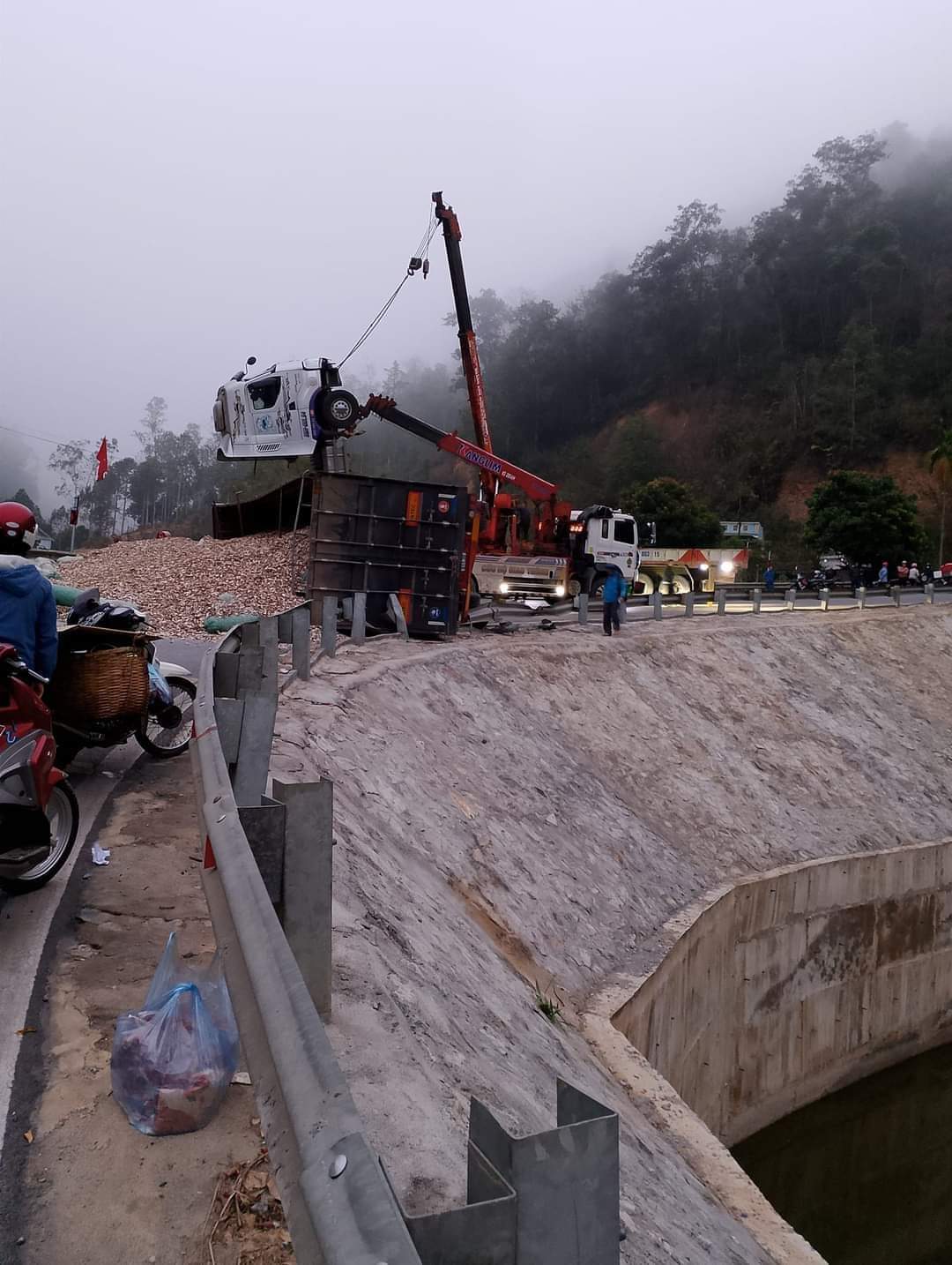 Quốc lộ 279 tê liệt do xe đầu kéo bị lật khi qua đèo Tà Cơn- Ảnh 1.