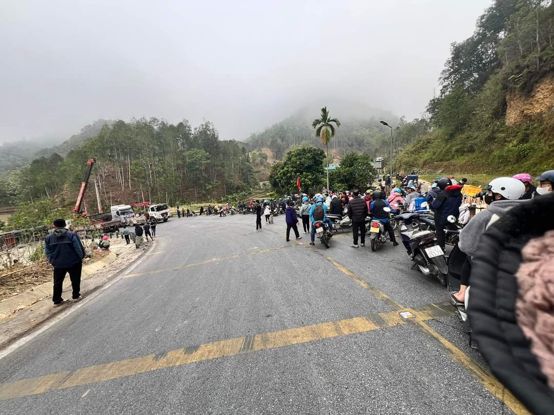 Quốc lộ 279 tê liệt do xe đầu kéo bị lật khi qua đèo Tà Cơn- Ảnh 2.