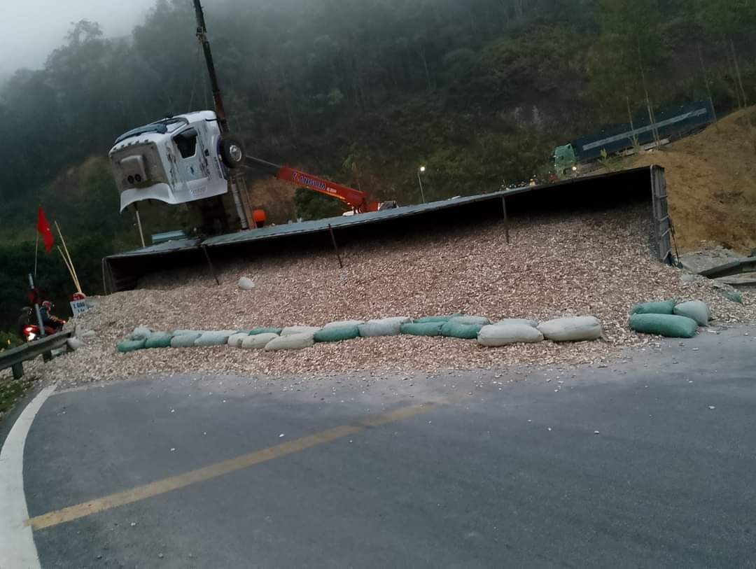 Quốc lộ 279 tê liệt do xe đầu kéo bị lật khi qua đèo Tà Cơn- Ảnh 3.