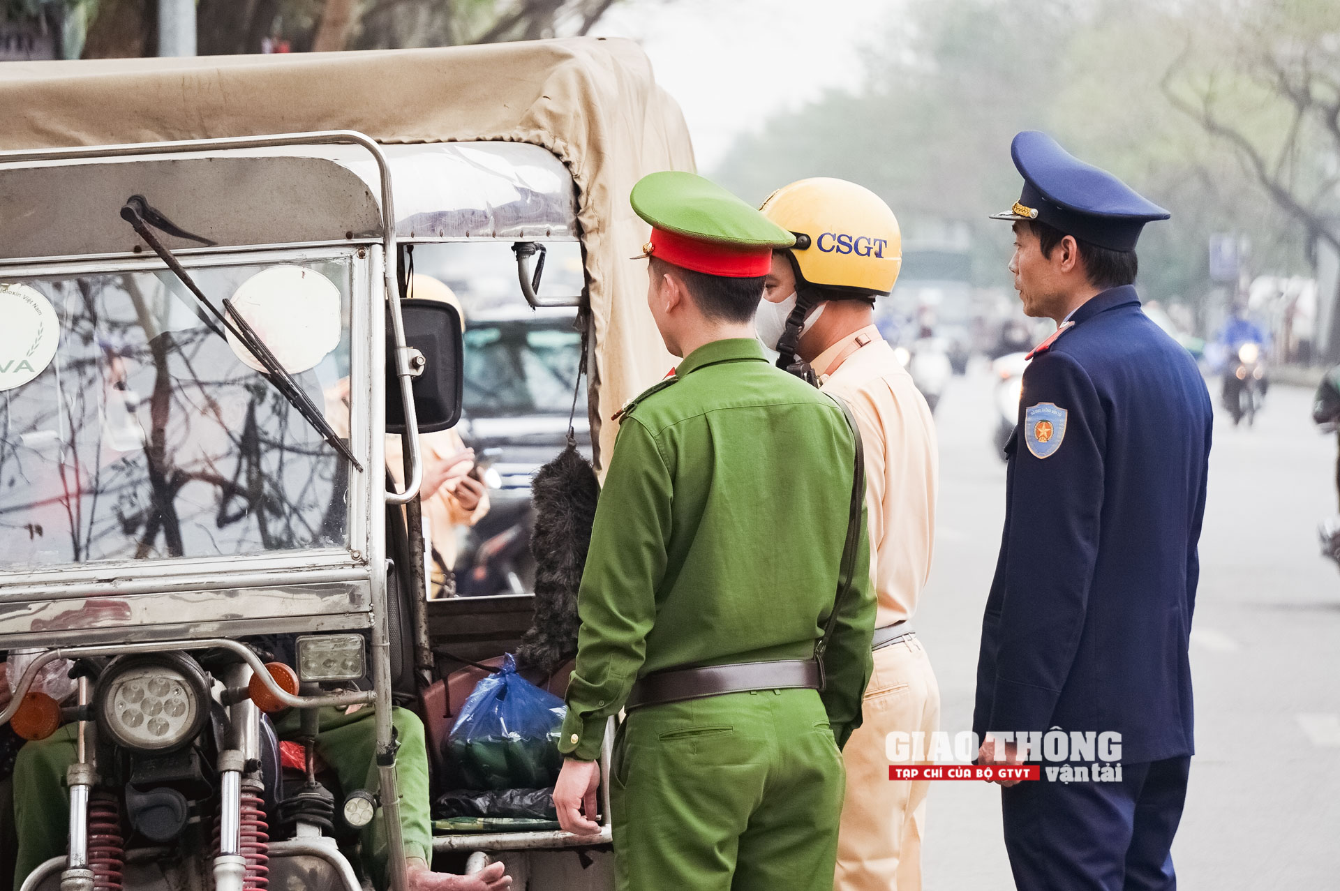 Cận cảnh liên ngành Hà Nội dẹp "nạn" giả danh thương binh chạy xe ba gác chở hàng cồng kềnh- Ảnh 12.