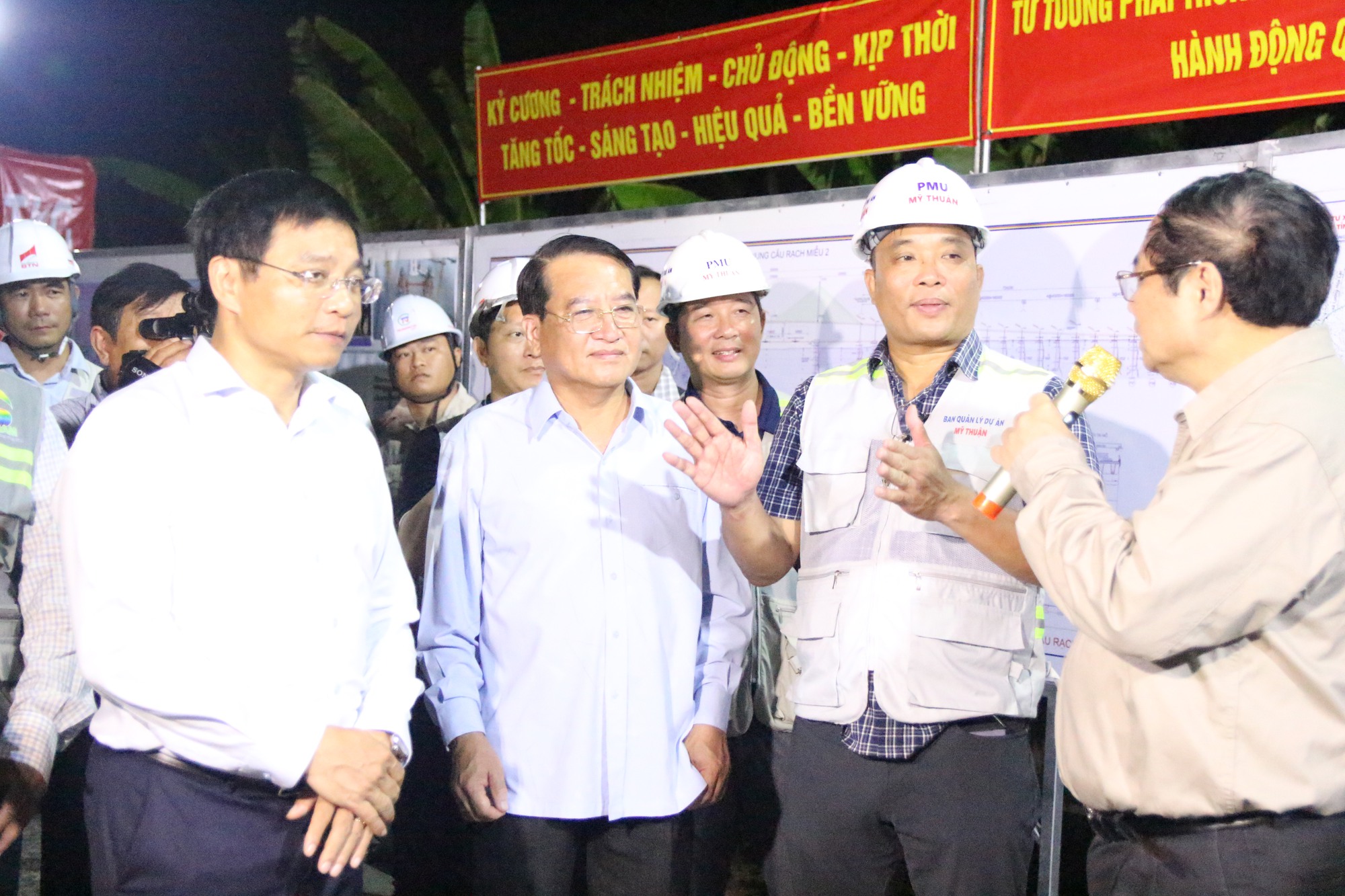 Chùm ảnh Thủ tướng Phạm Minh Chính kiểm tra cầu Rạch Miễu 2 trong đêm- Ảnh 10.