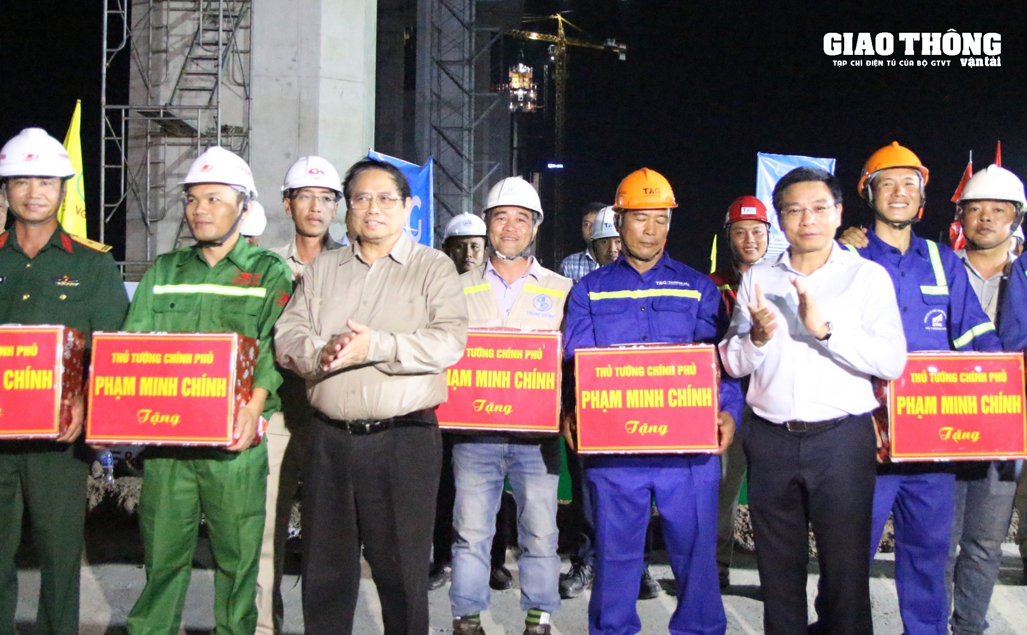 Thủ tướng Chính phủ kiểm tra dự án cầu Rạch Miễu 2 trong đêm- Ảnh 6.
