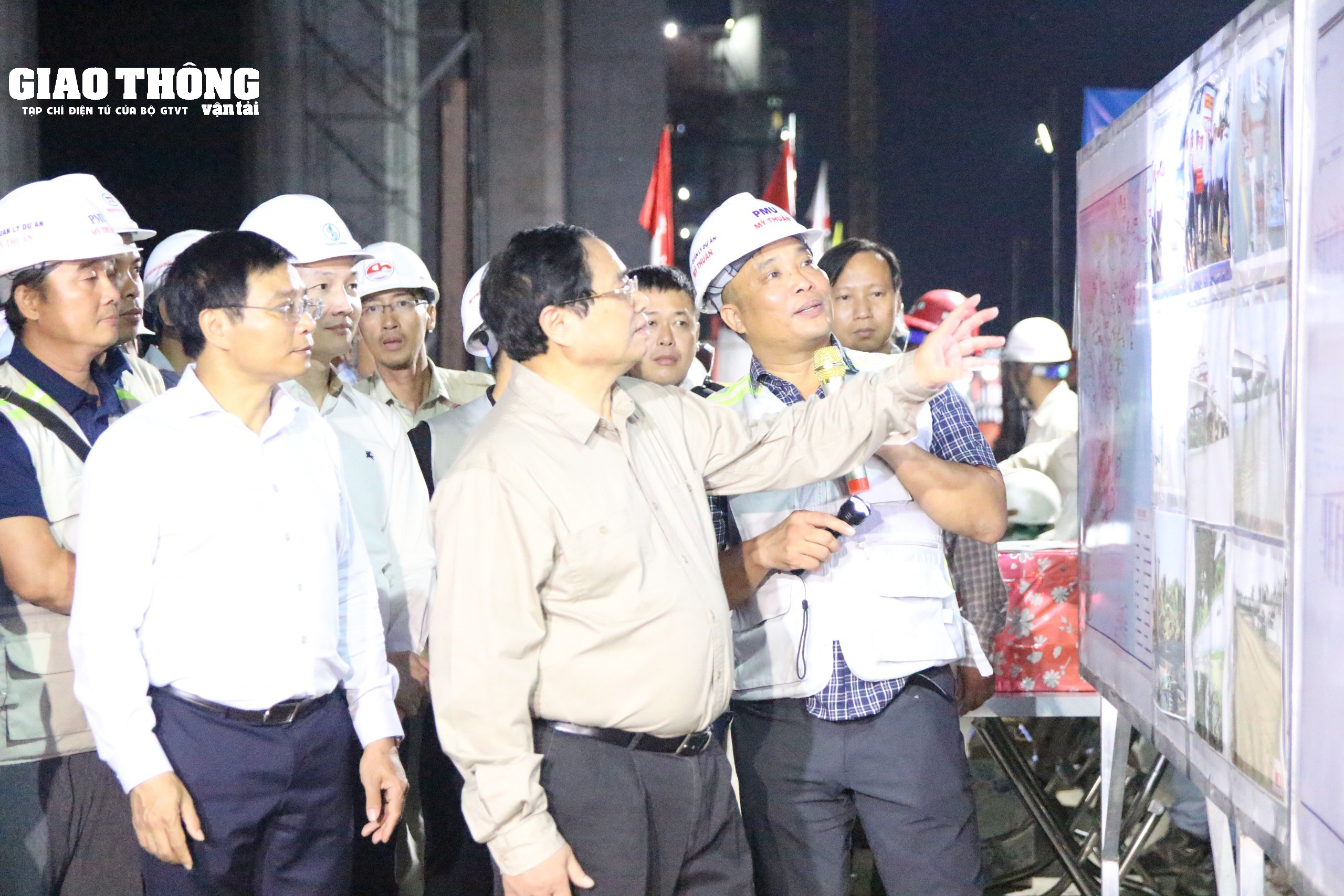 Thủ tướng Chính phủ kiểm tra dự án cầu Rạch Miễu 2 trong đêm- Ảnh 1.