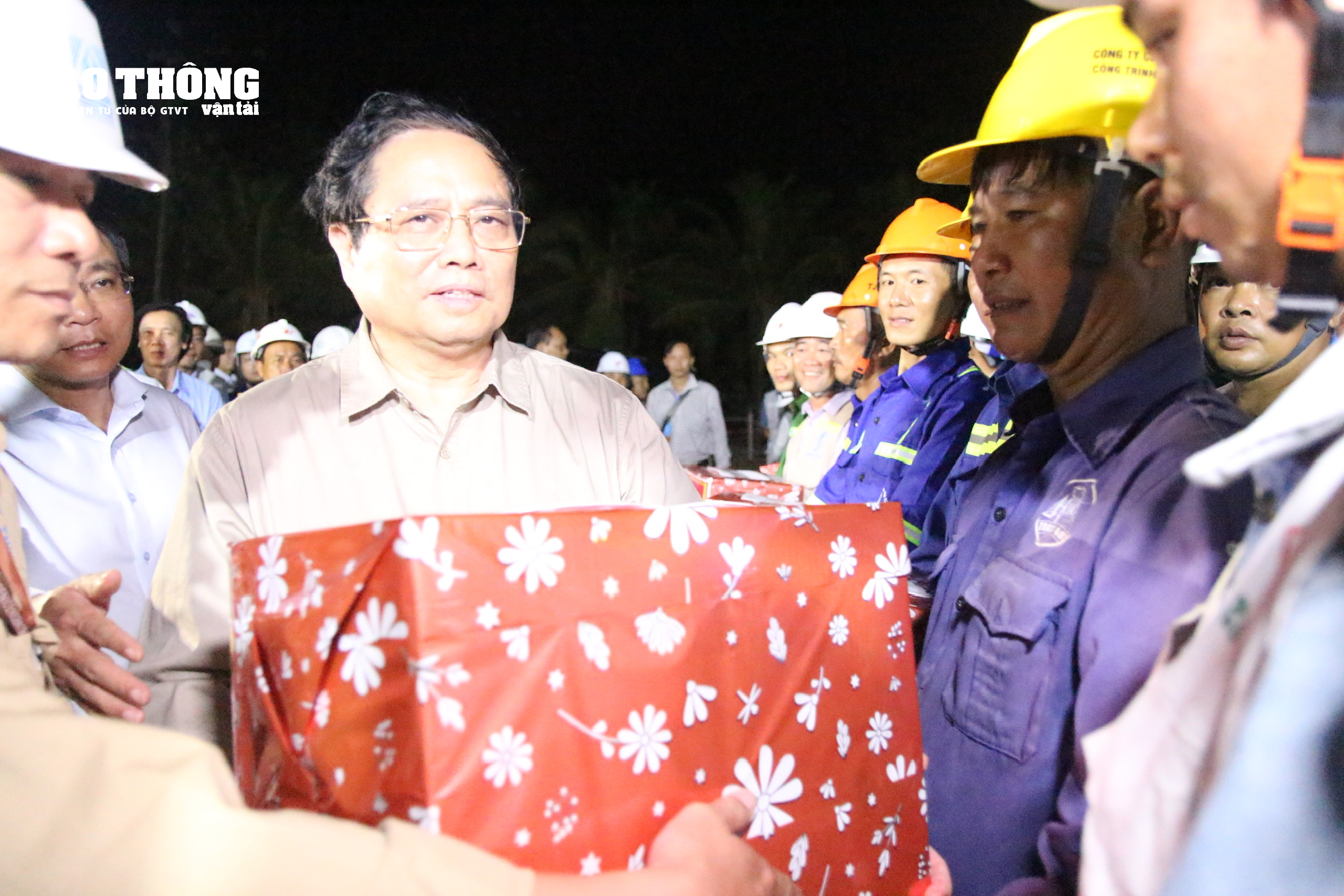 Chùm ảnh Thủ tướng Phạm Minh Chính kiểm tra cầu Rạch Miễu 2 trong đêm- Ảnh 12.