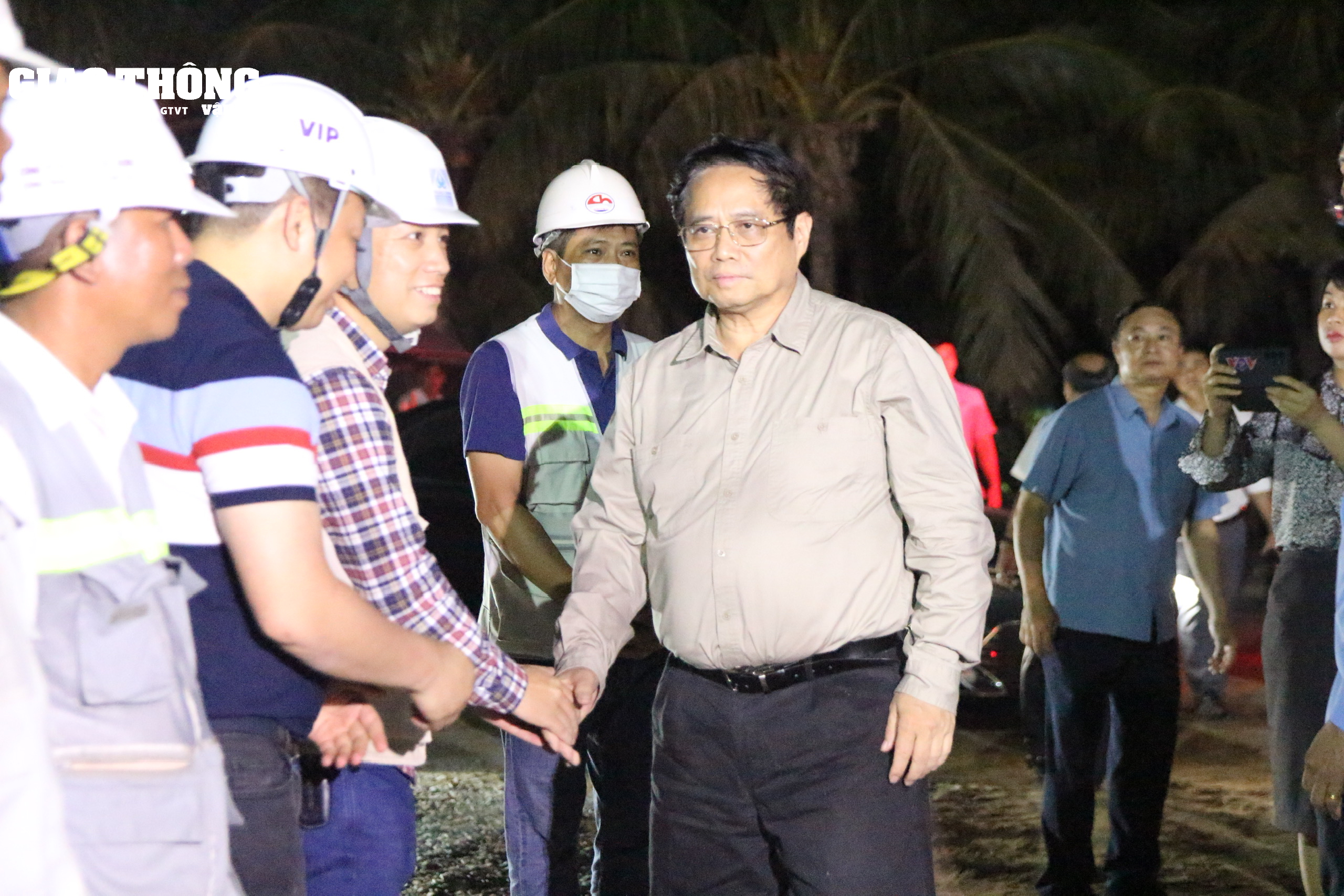 Chùm ảnh Thủ tướng Phạm Minh Chính kiểm tra cầu Rạch Miễu 2 trong đêm- Ảnh 2.
