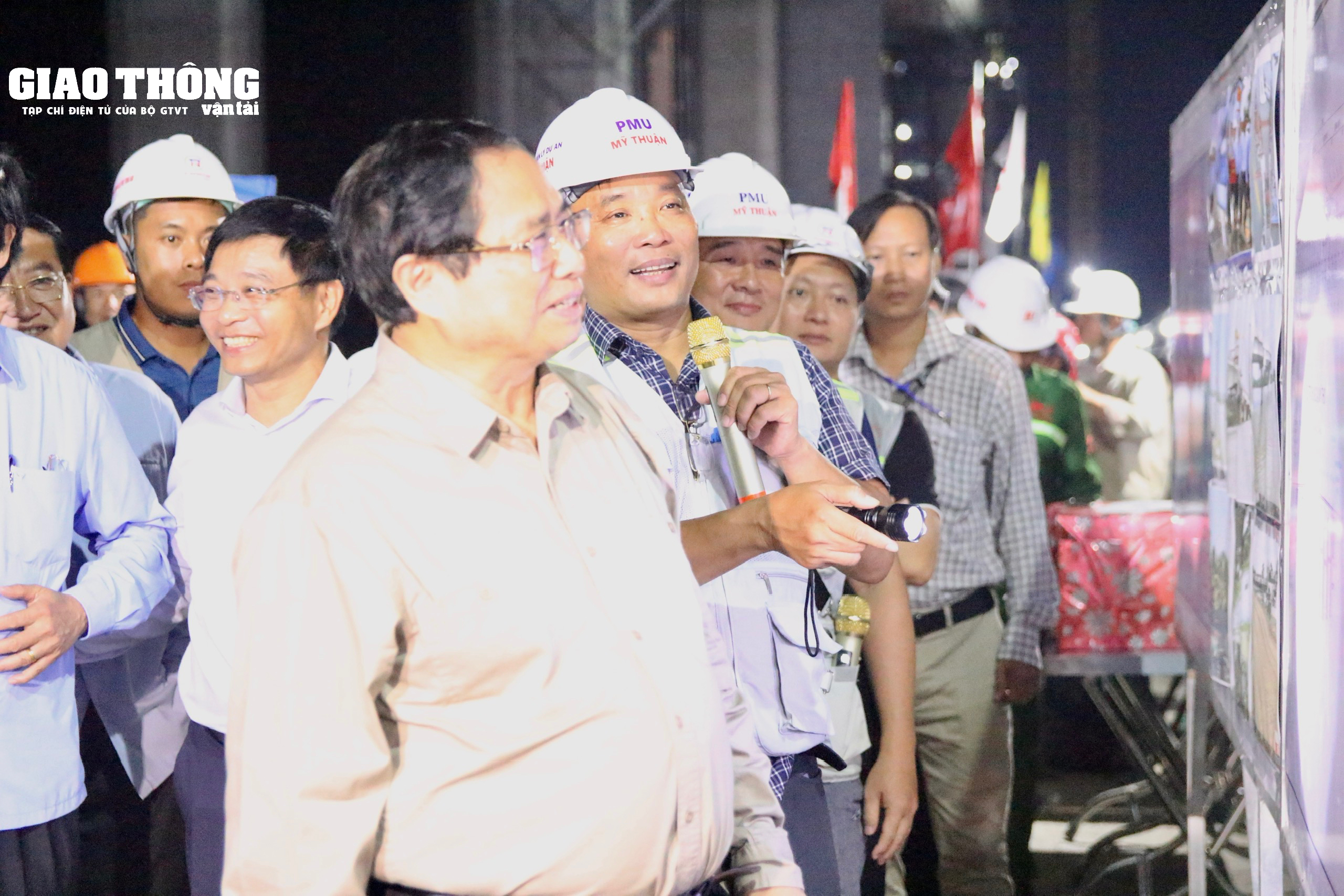 Chùm ảnh Thủ tướng Phạm Minh Chính kiểm tra cầu Rạch Miễu 2 trong đêm- Ảnh 9.