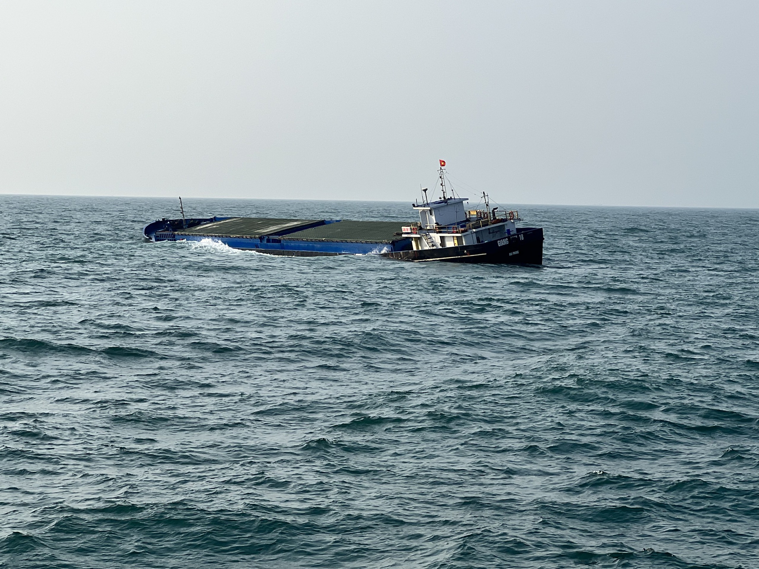 Hình ảnh hiện trường cứu 9 thuyền viên tàu Giang Anh 18 bị chìm do đâm vào bãi đá cạn- Ảnh 1.