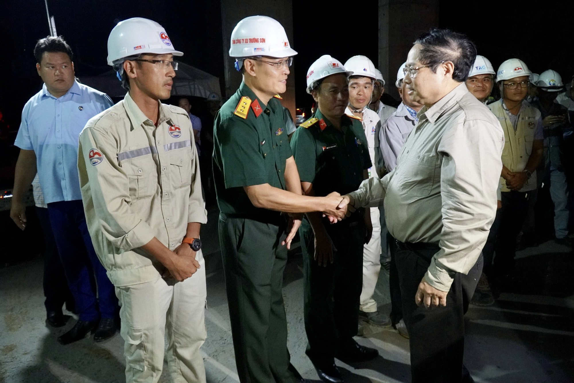 Chùm ảnh Thủ tướng Phạm Minh Chính kiểm tra cầu Rạch Miễu 2 trong đêm- Ảnh 3.