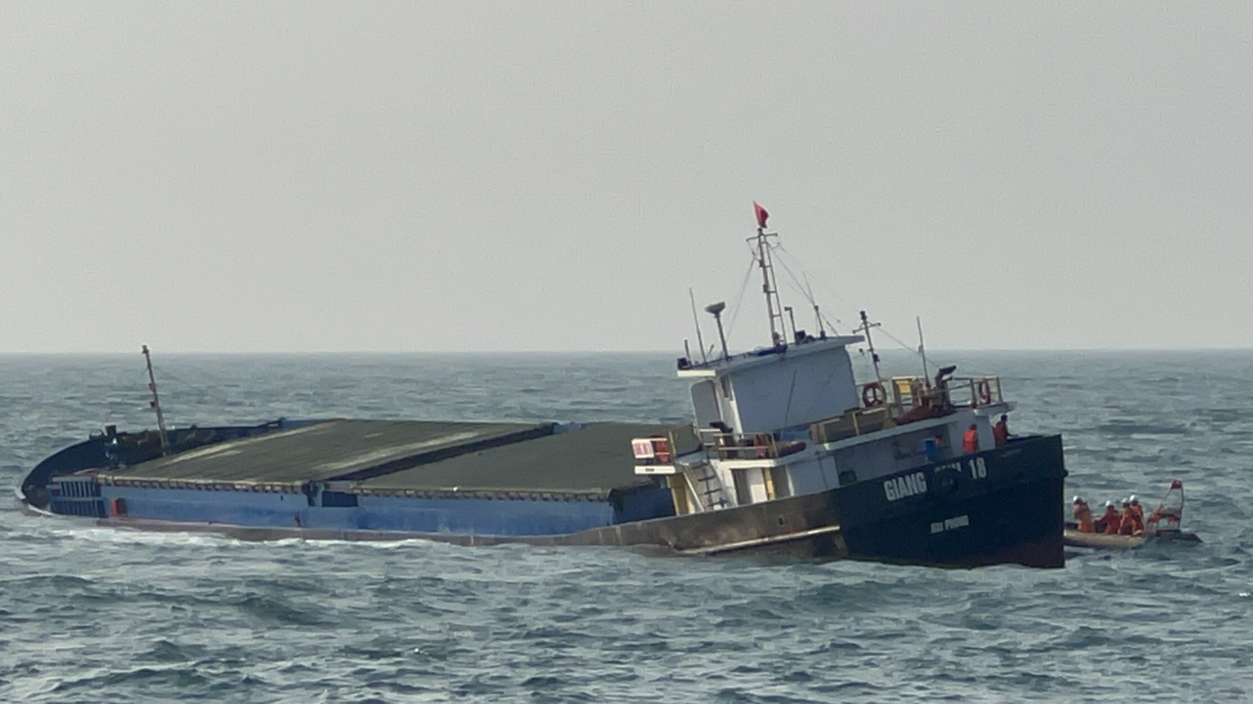 Hình ảnh hiện trường cứu 9 thuyền viên tàu Giang Anh 18 bị chìm do đâm vào bãi đá cạn- Ảnh 3.