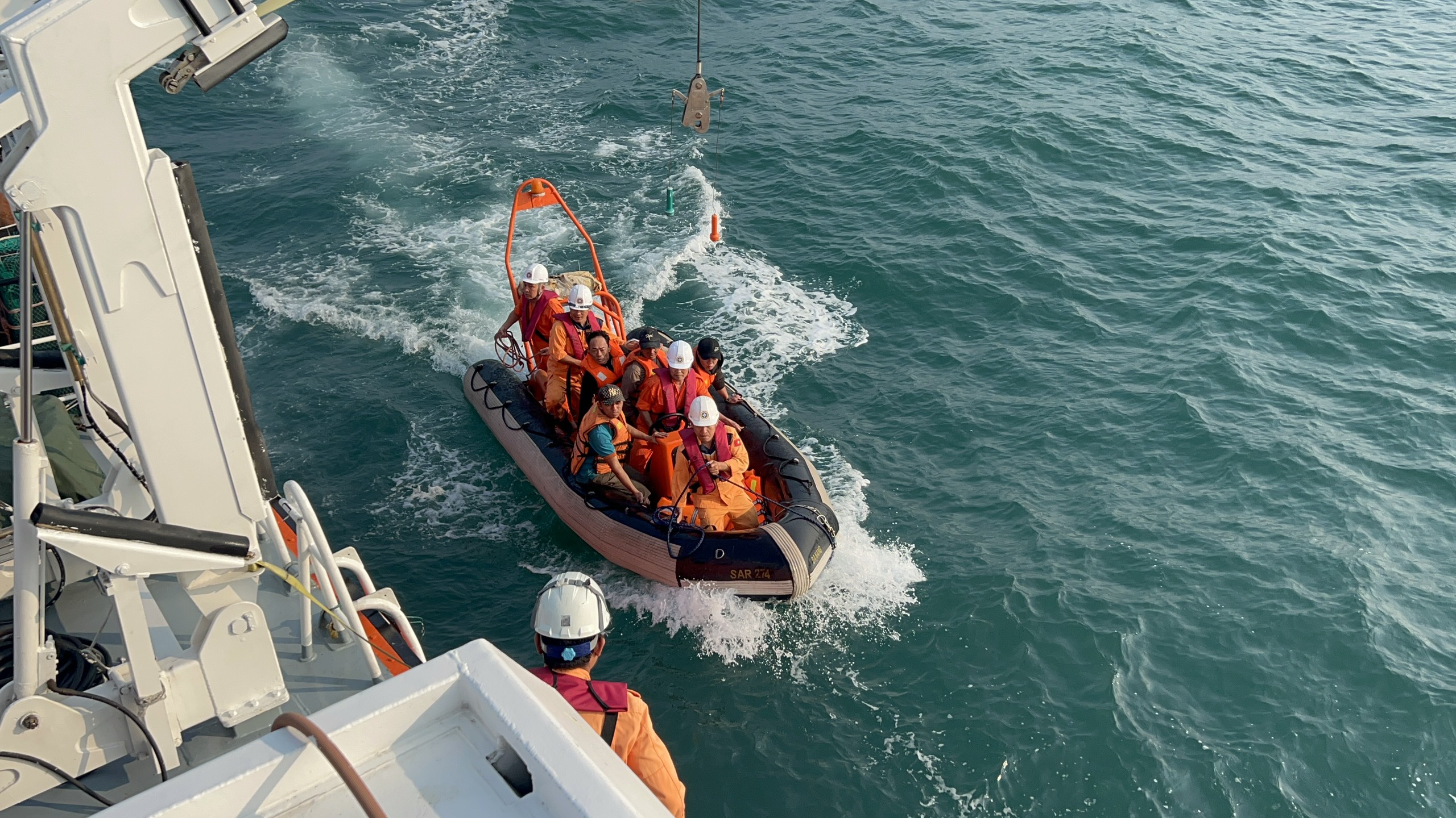 Hình ảnh hiện trường cứu 9 thuyền viên tàu Giang Anh 18 bị chìm do đâm vào bãi đá cạn- Ảnh 4.