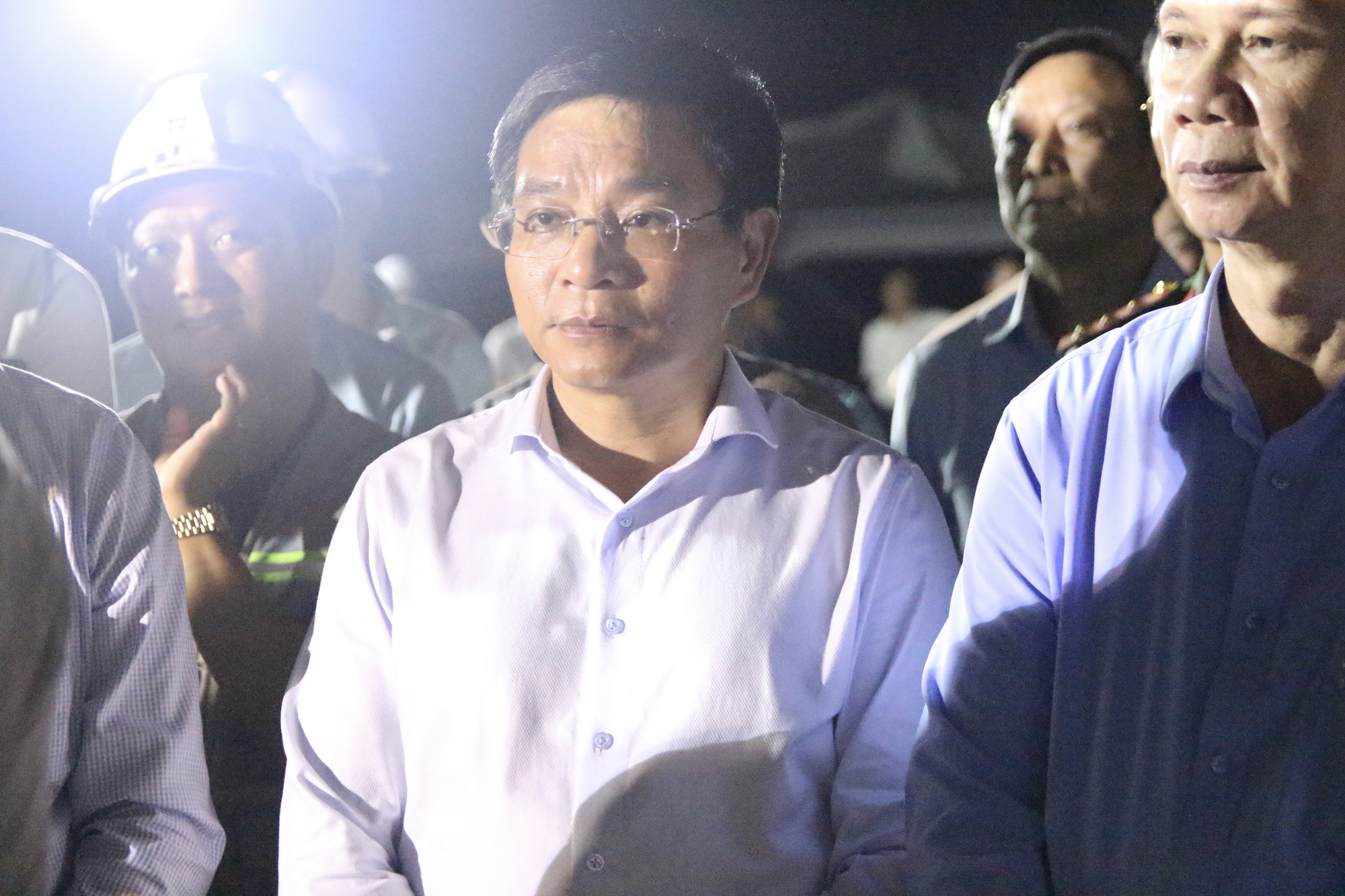Chùm ảnh Thủ tướng Phạm Minh Chính kiểm tra cầu Rạch Miễu 2 trong đêm- Ảnh 4.