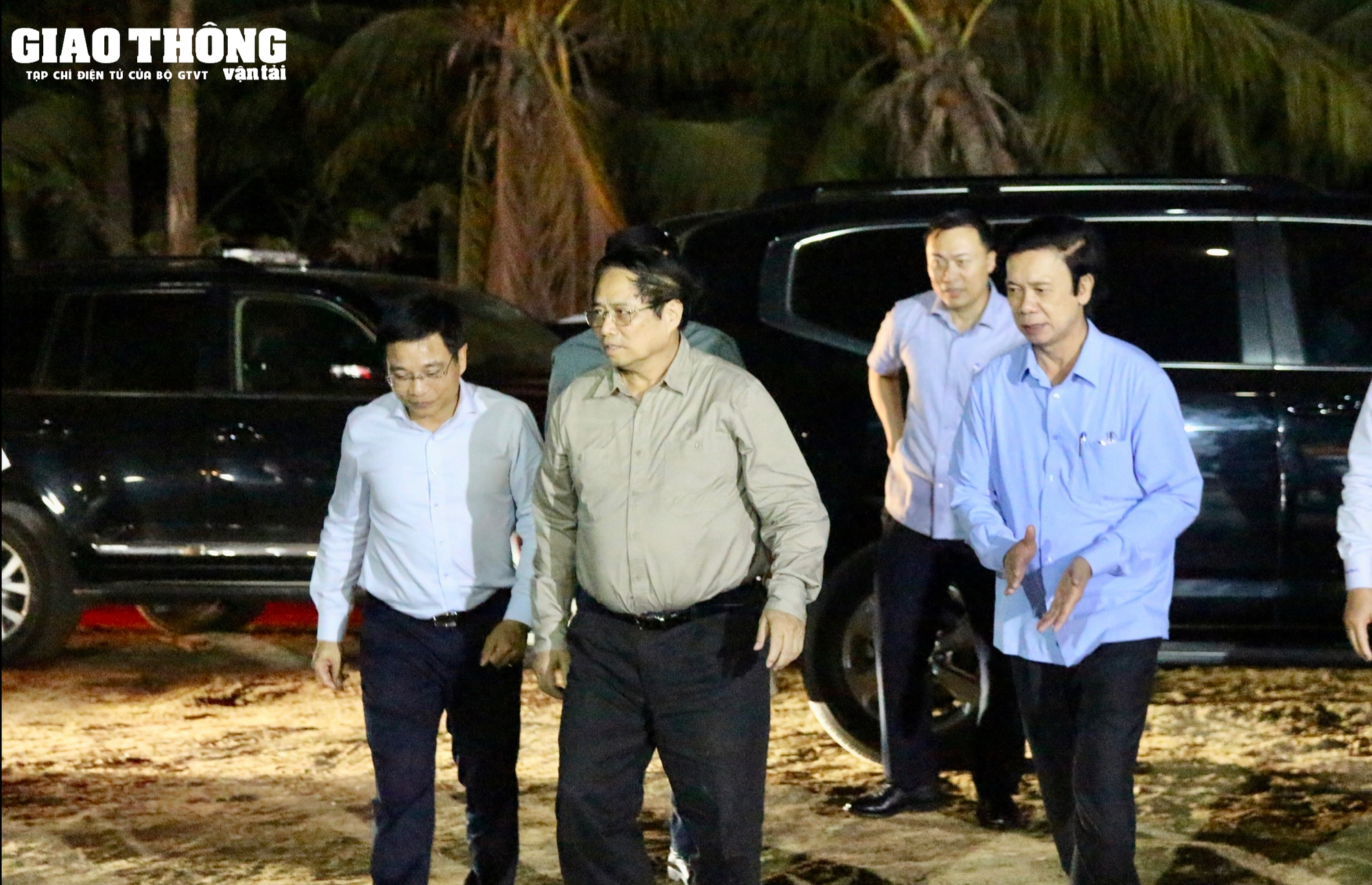 Chùm ảnh Thủ tướng Phạm Minh Chính kiểm tra cầu Rạch Miễu 2 trong đêm- Ảnh 1.