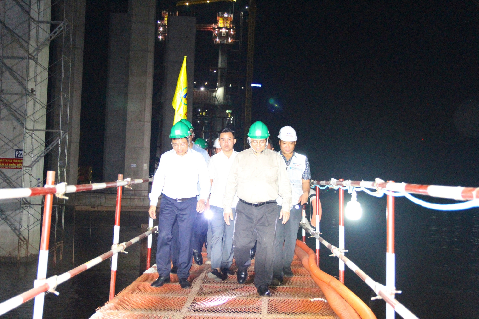 Chùm ảnh Thủ tướng Phạm Minh Chính kiểm tra cầu Rạch Miễu 2 trong đêm- Ảnh 6.