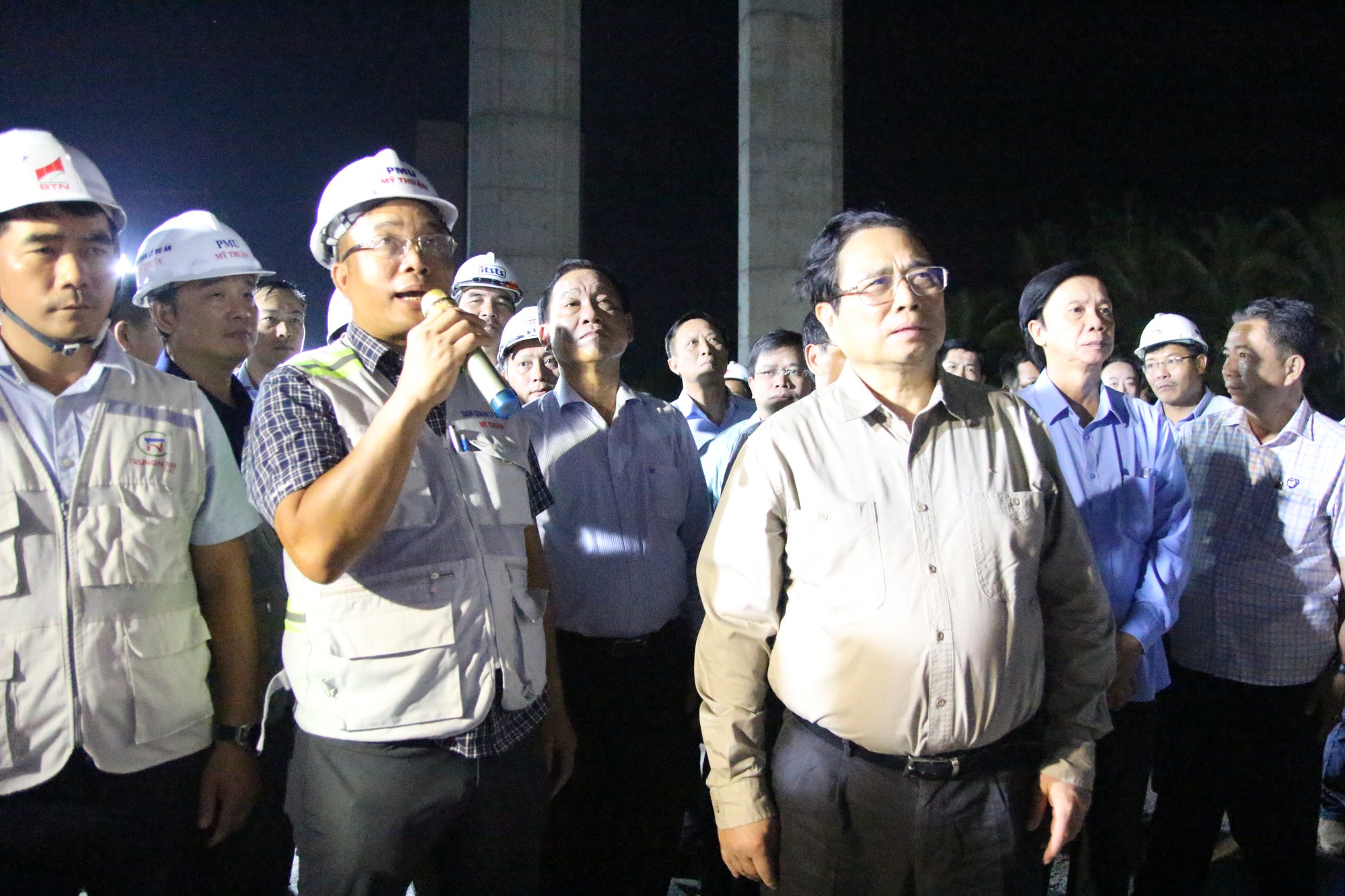 Chùm ảnh Thủ tướng Phạm Minh Chính kiểm tra cầu Rạch Miễu 2 trong đêm- Ảnh 5.