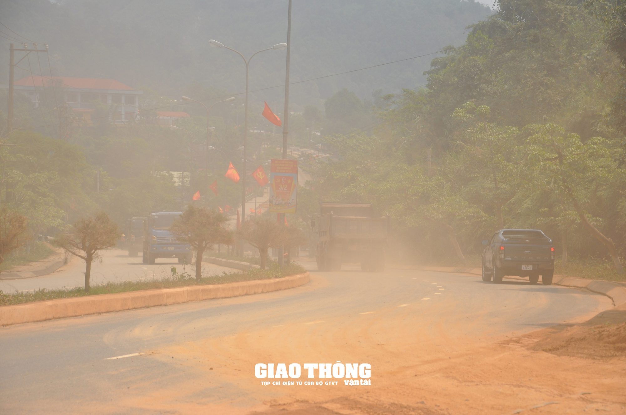 Xe ben chở đất rầm rập gây hư hỏng, mất ATGT tuyến đường Hồ Chí Minh, QL14G qua Quảng Nam- Ảnh 1.