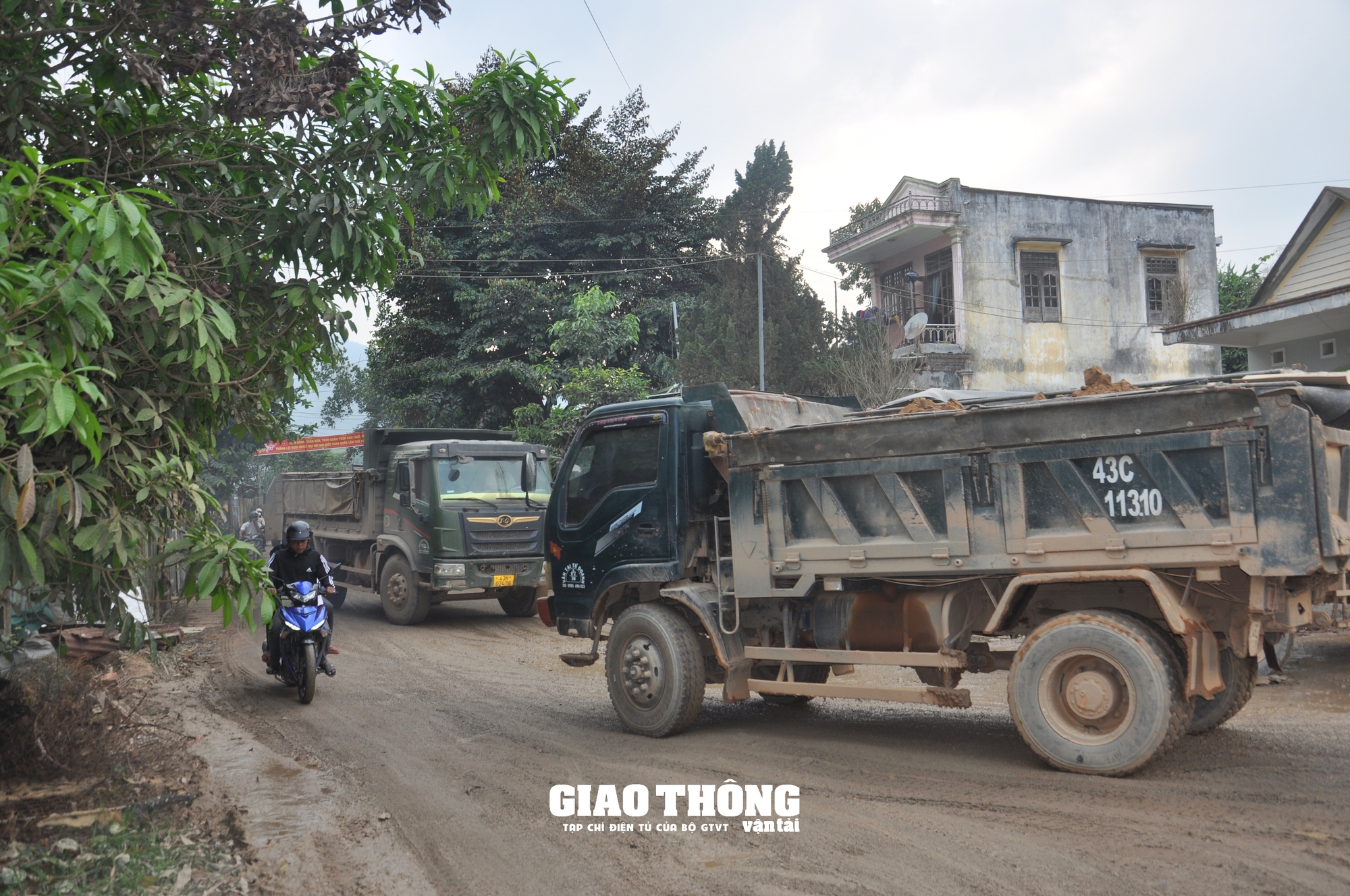 Xe ben chở đất rầm rập gây hư hỏng, mất ATGT tuyến đường Hồ Chí Minh, QL14G qua Quảng Nam- Ảnh 3.