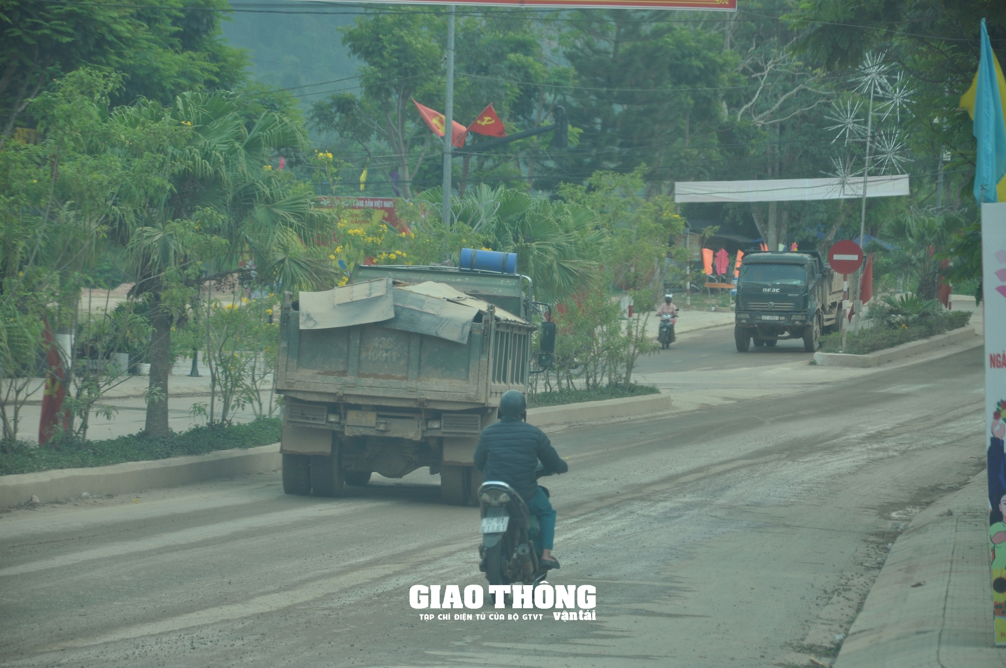 Xe ben chở đất rầm rập gây hư hỏng, mất ATGT tuyến đường Hồ Chí Minh, QL14G qua Quảng Nam- Ảnh 4.