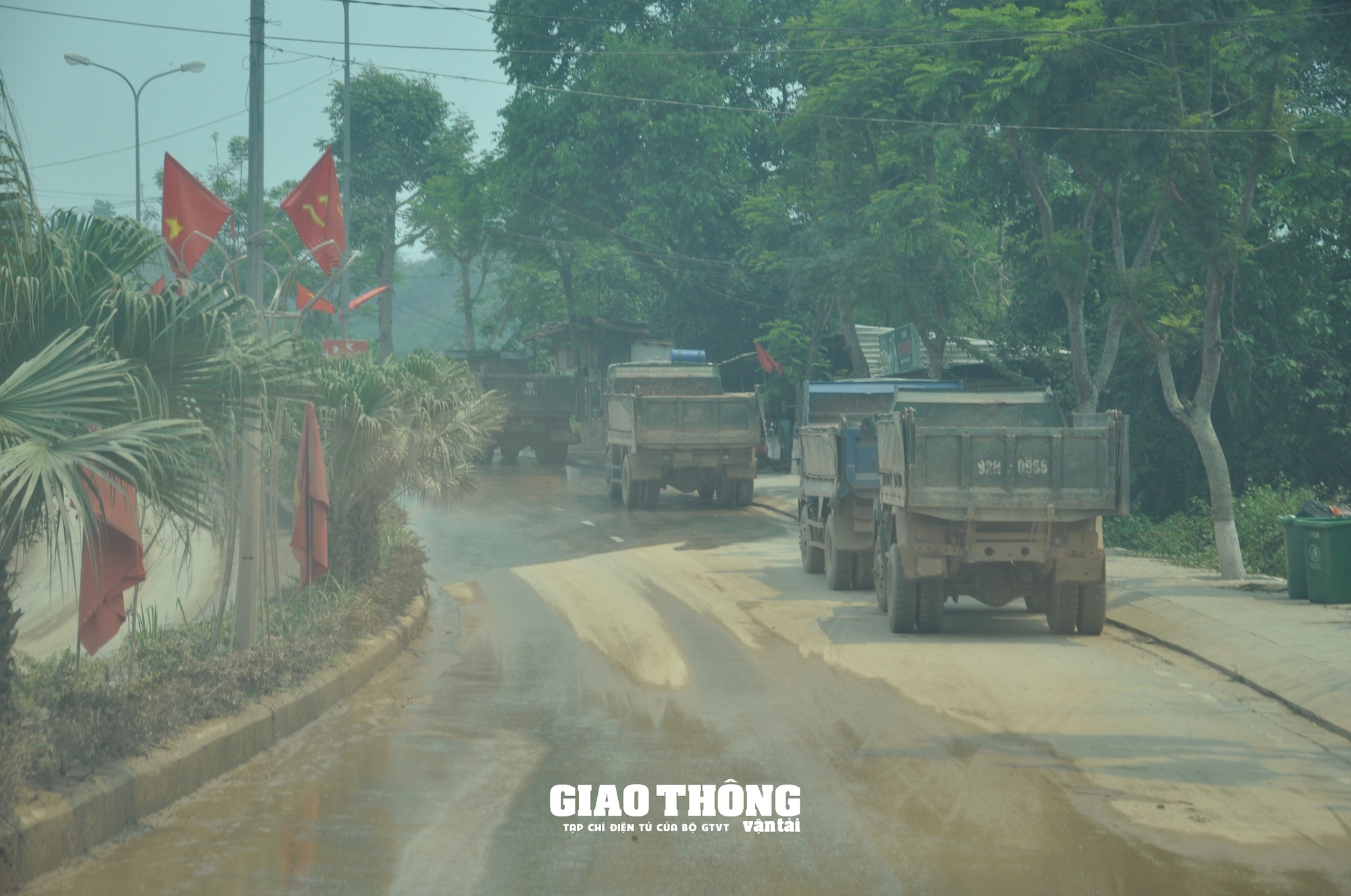 Xe ben chở đất rầm rập gây hư hỏng, mất ATGT tuyến đường Hồ Chí Minh, QL14G qua Quảng Nam- Ảnh 2.