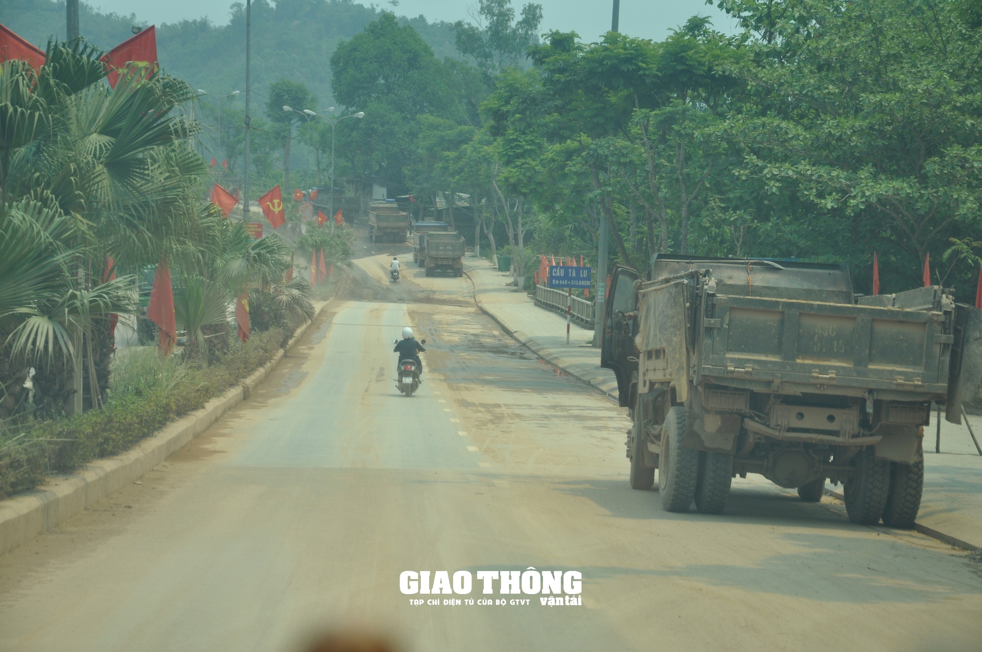 Xe ben chở đất rầm rập gây hư hỏng, mất ATGT tuyến đường Hồ Chí Minh, QL14G qua Quảng Nam- Ảnh 7.