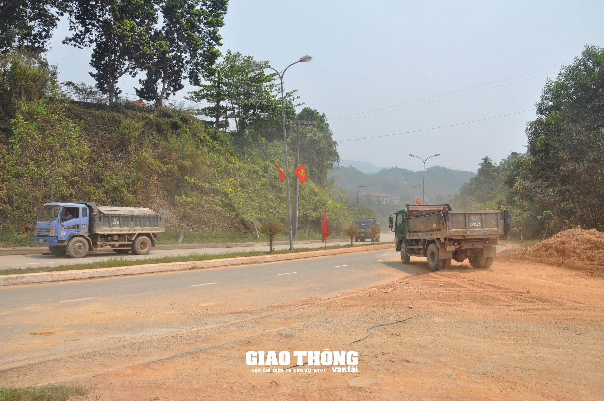 Xe ben chở đất rầm rập gây hư hỏng, mất ATGT tuyến đường Hồ Chí Minh, QL14G qua Quảng Nam- Ảnh 14.