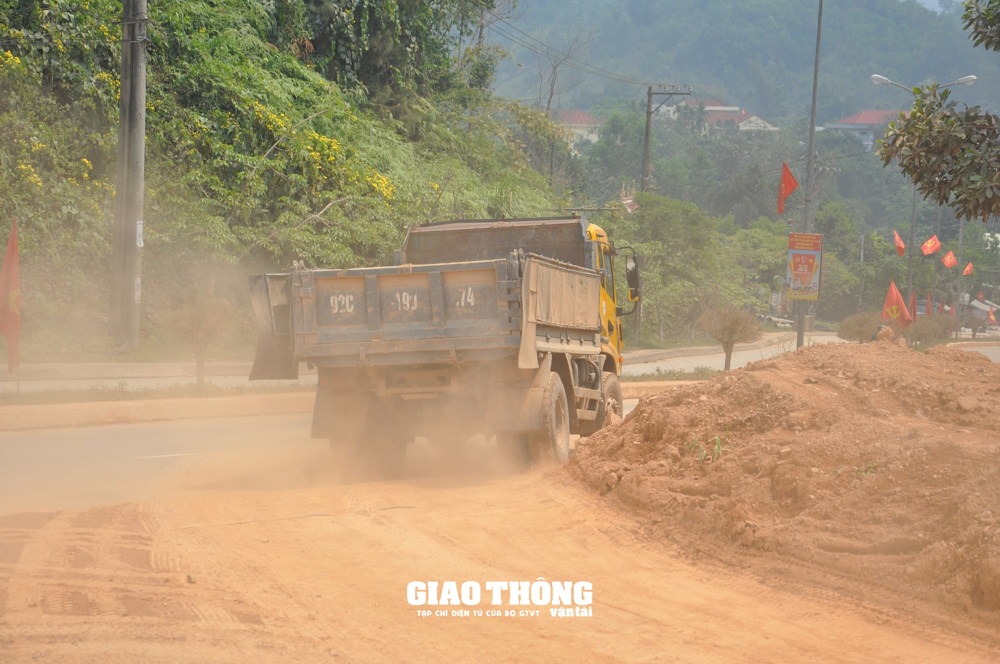 Xe ben chở đất rầm rập gây hư hỏng, mất ATGT tuyến đường Hồ Chí Minh, QL14G qua Quảng Nam- Ảnh 12.