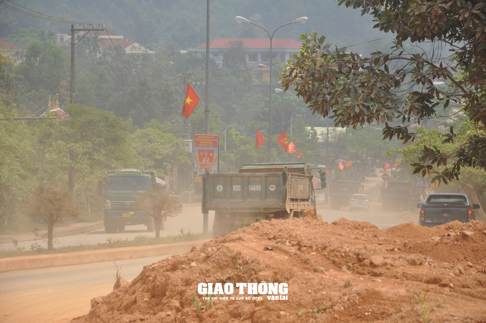 Xe ben chở đất rầm rập gây hư hỏng, mất ATGT tuyến đường Hồ Chí Minh, QL14G qua Quảng Nam- Ảnh 11.