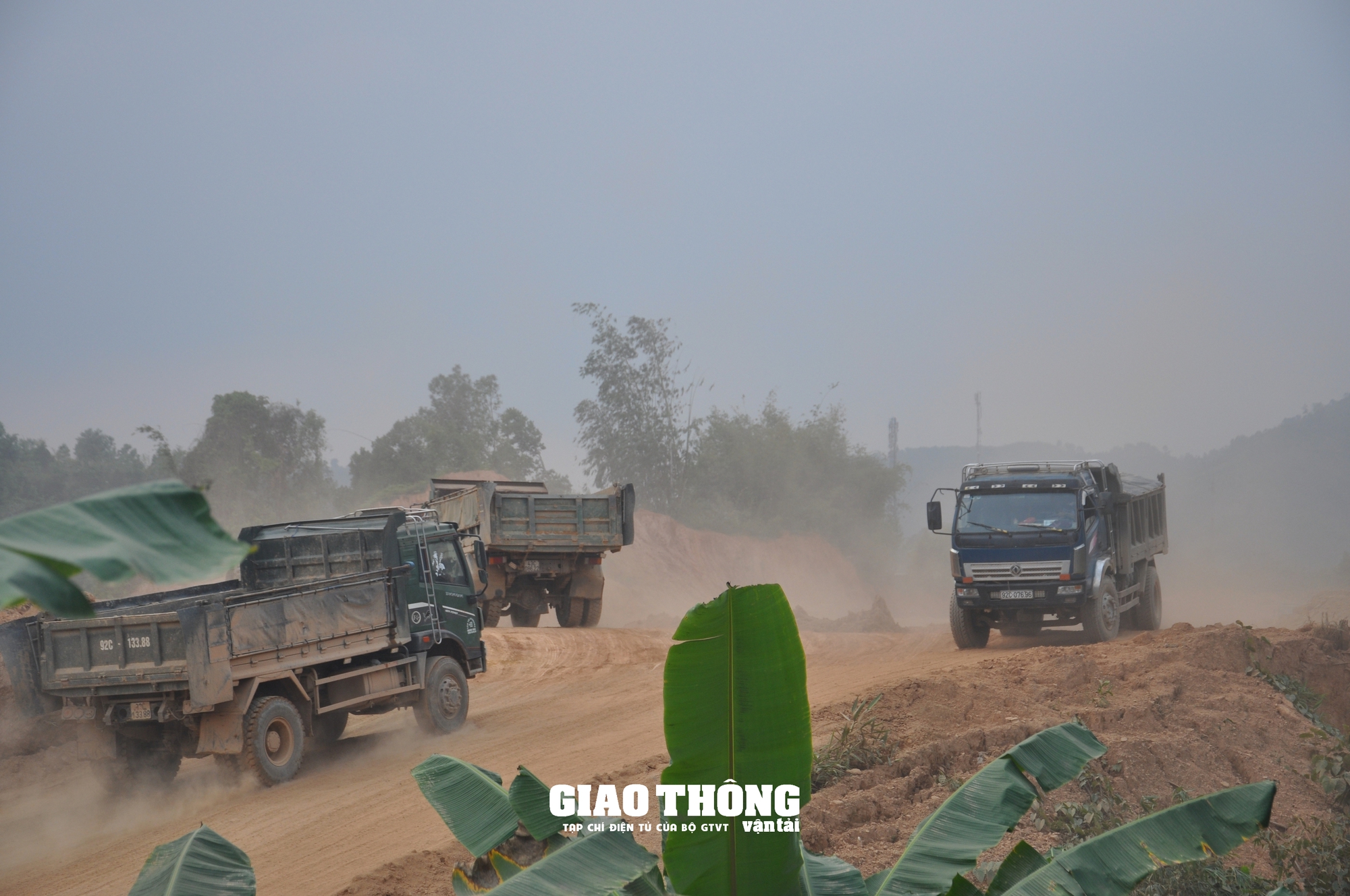 Xe ben chở đất rầm rập gây hư hỏng, mất ATGT tuyến đường Hồ Chí Minh, QL14G qua Quảng Nam- Ảnh 10.