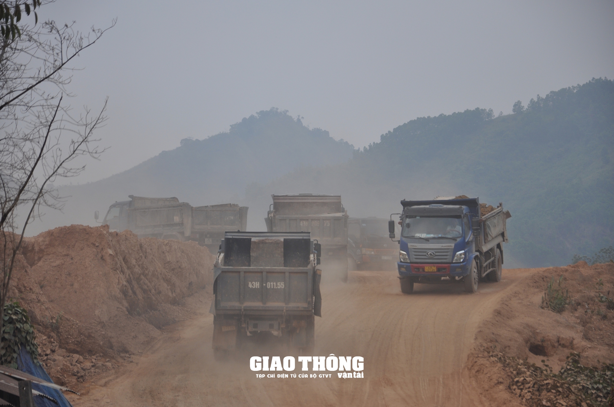 Xe ben chở đất rầm rập gây hư hỏng, mất ATGT tuyến đường Hồ Chí Minh, QL14G qua Quảng Nam- Ảnh 9.