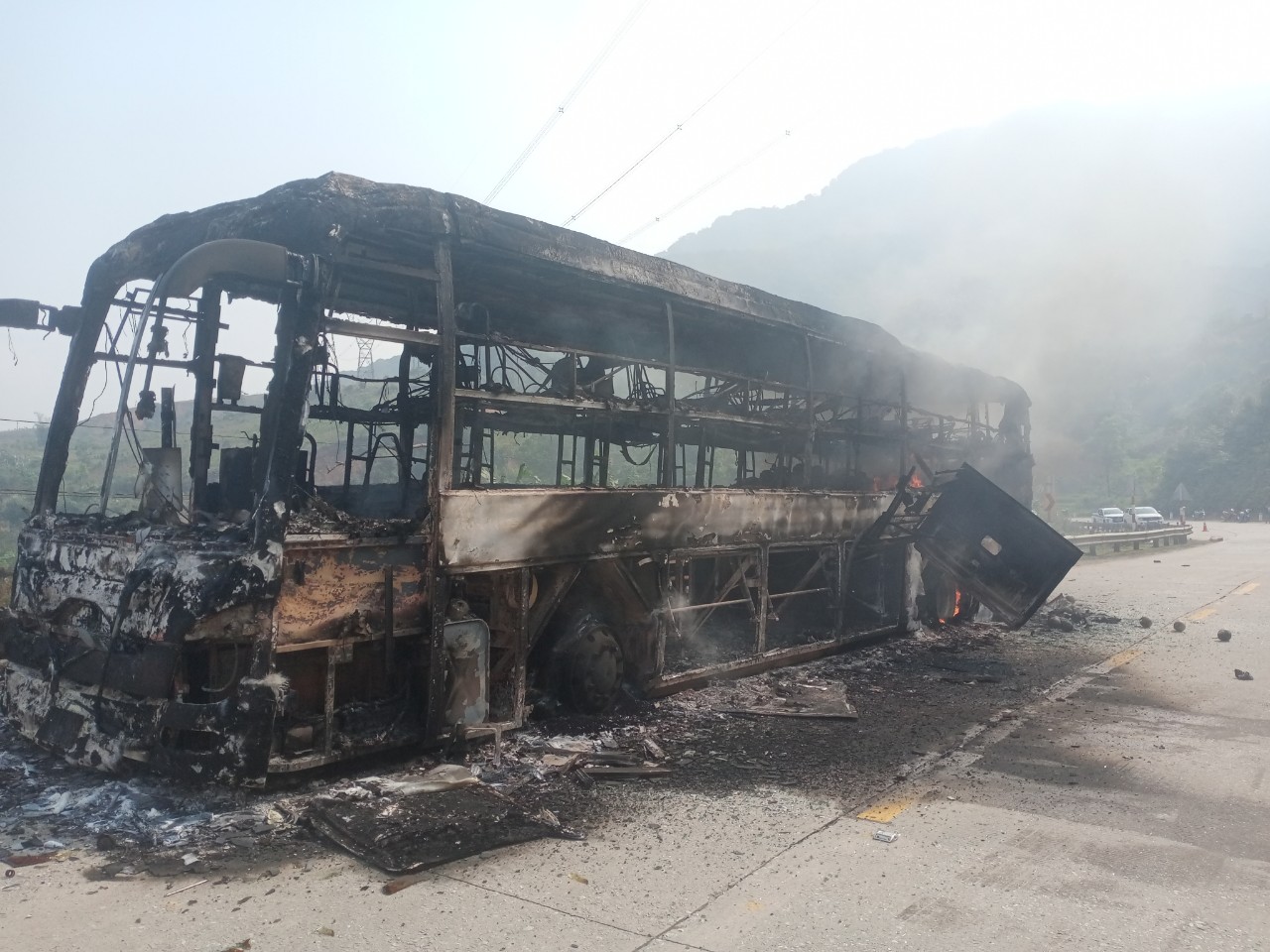 Kon Tum: Hiện trường xe khách chở 21 người bốc cháy trơ khung khi vượt đèo Lò Xo- Ảnh 1.