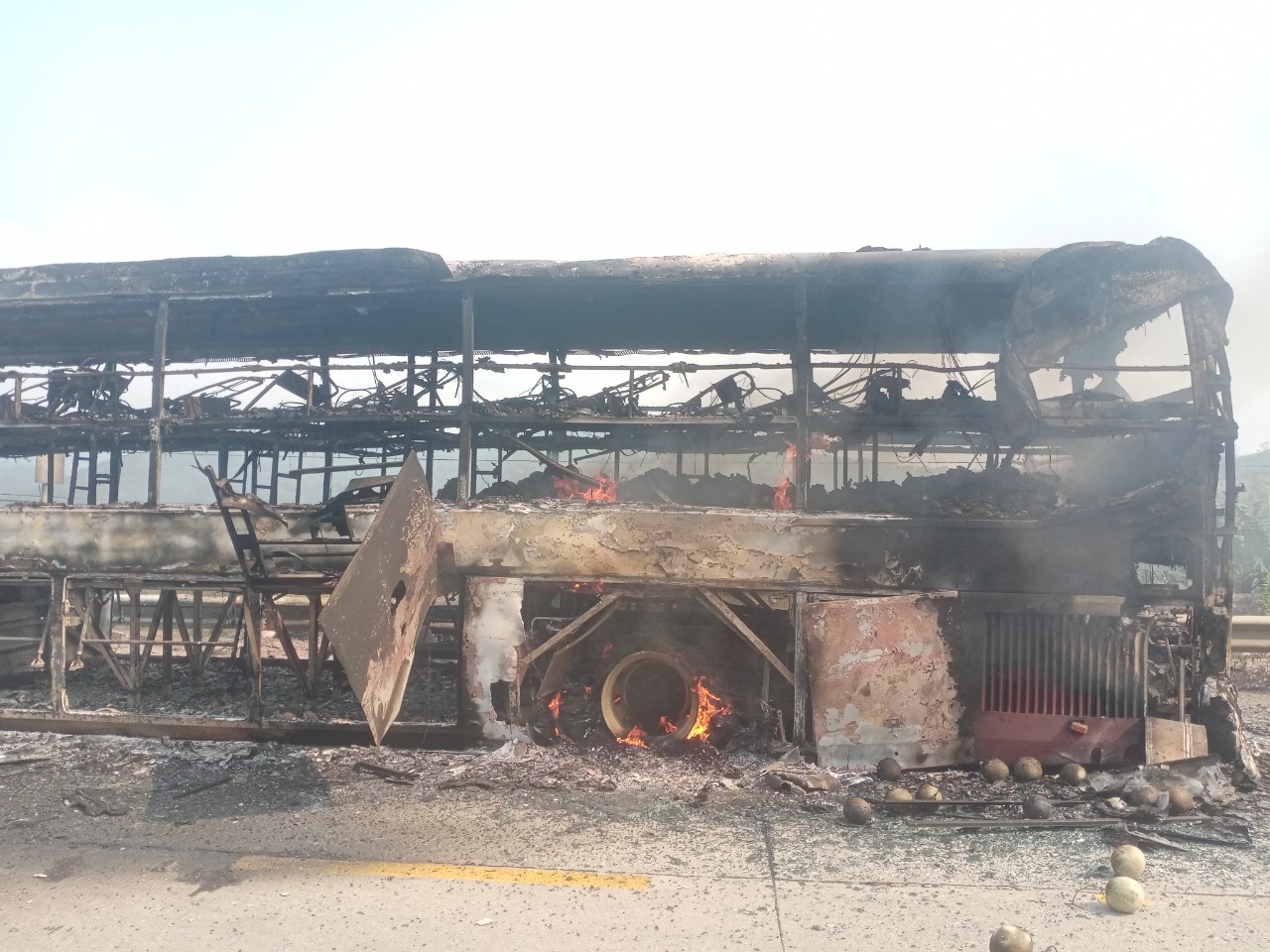 Kon Tum: Hiện trường xe khách chở 21 người bốc cháy trơ khung khi vượt đèo Lò Xo- Ảnh 4.