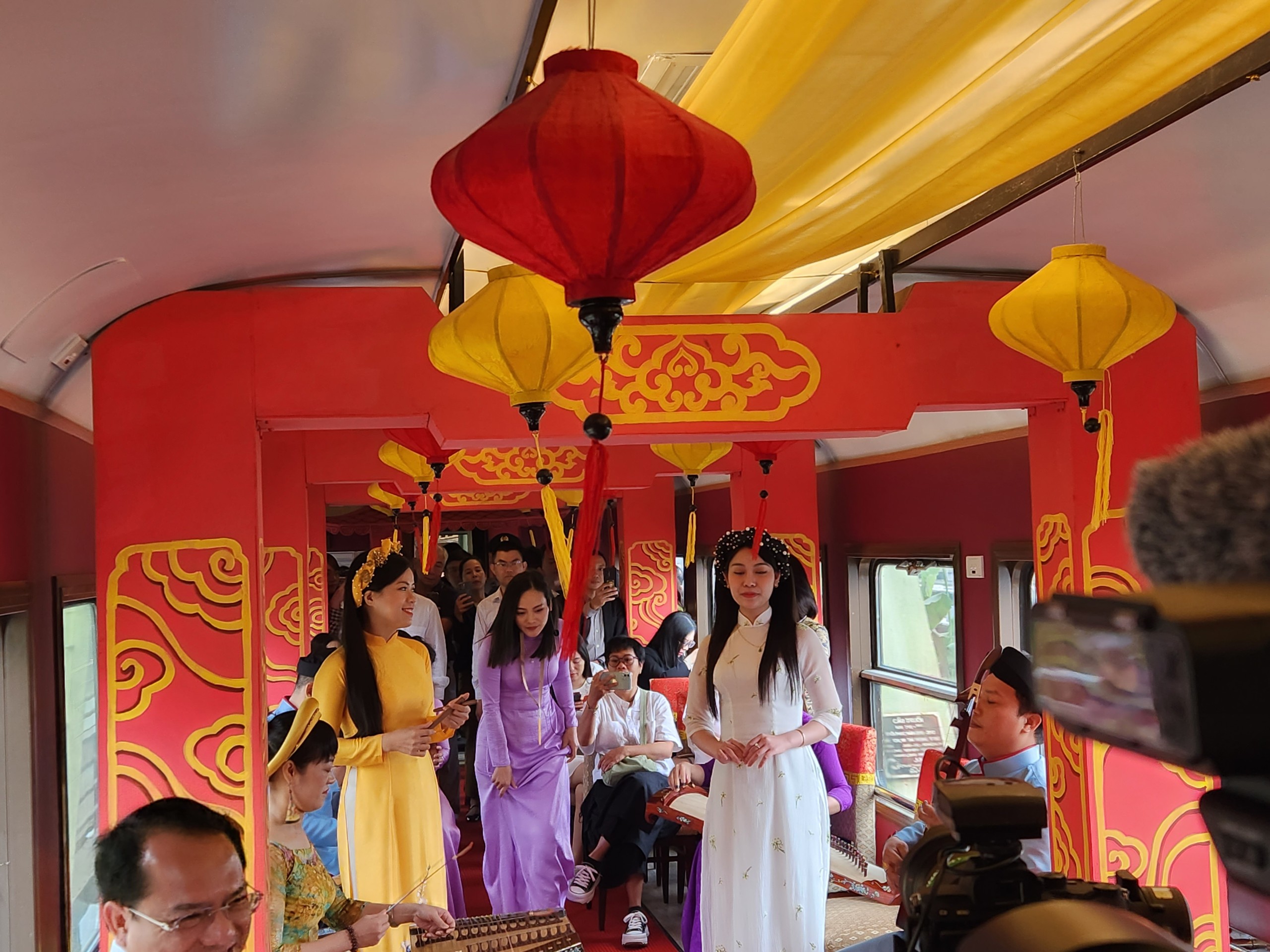 Chính thức khai trương đoàn tàu du lịch kết nối di sản Huế - Đà Nẵng- Ảnh 6.