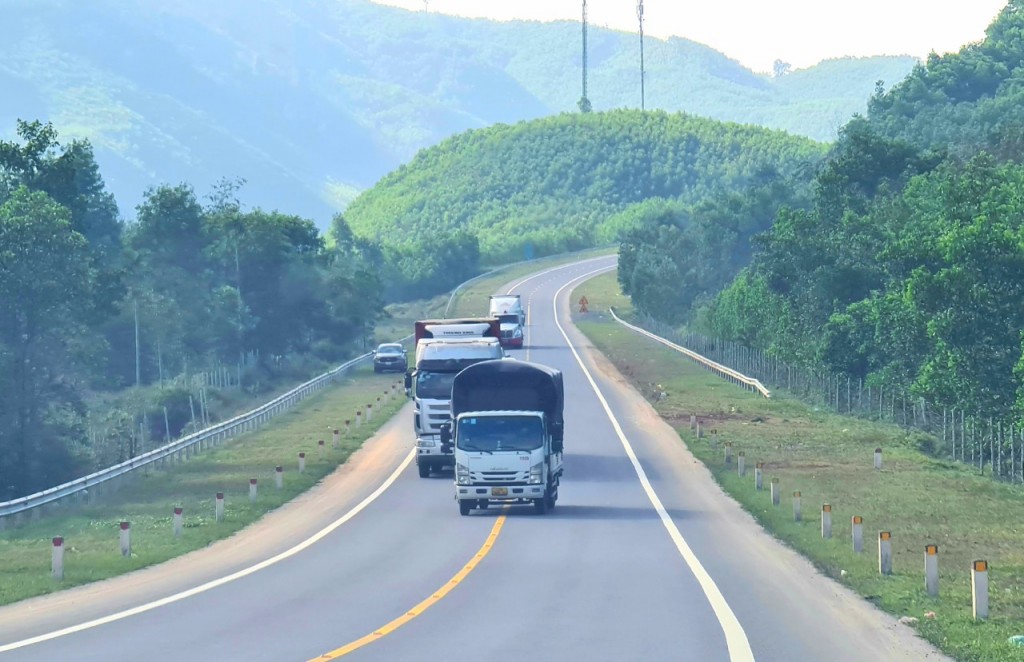 Cao tốc Cam Lộ - La Sơn sắp cấm xe khách trên 30 chỗ, xe tải trên 30 tấn- Ảnh 1.