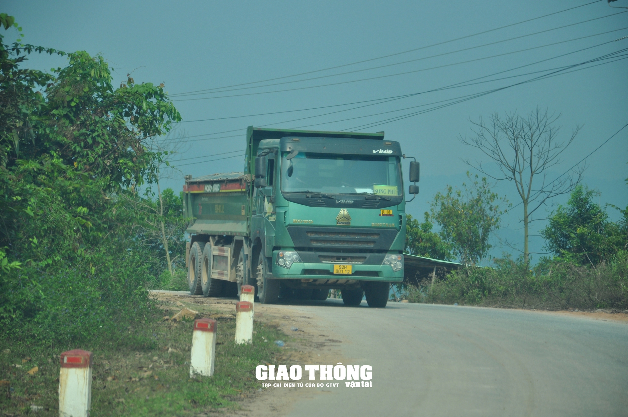 Quảng Nam: Bất chấp đường hết phép đấu nối, xe ben rầm rập vào ra mỏ vận chuyển đất- Ảnh 5.