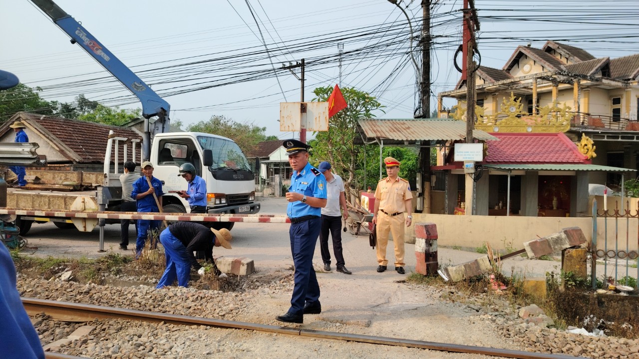 Đóng lối đi tự mở qua đường sắt Bắc - Nam địa phận tỉnh Thừa Thiên - Huế sau vụ TNGT nghiêm trọng- Ảnh 7.