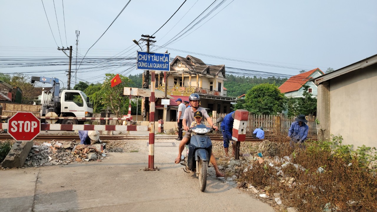 Đóng lối đi tự mở qua đường sắt Bắc - Nam địa phận tỉnh Thừa Thiên - Huế sau vụ TNGT nghiêm trọng- Ảnh 2.