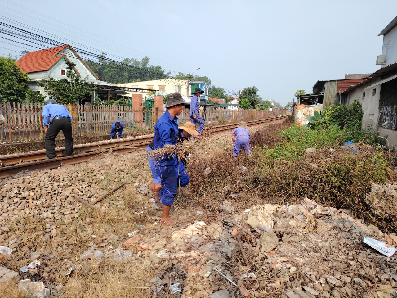 Đóng lối đi tự mở qua đường sắt Bắc - Nam địa phận tỉnh Thừa Thiên - Huế sau vụ TNGT nghiêm trọng- Ảnh 4.