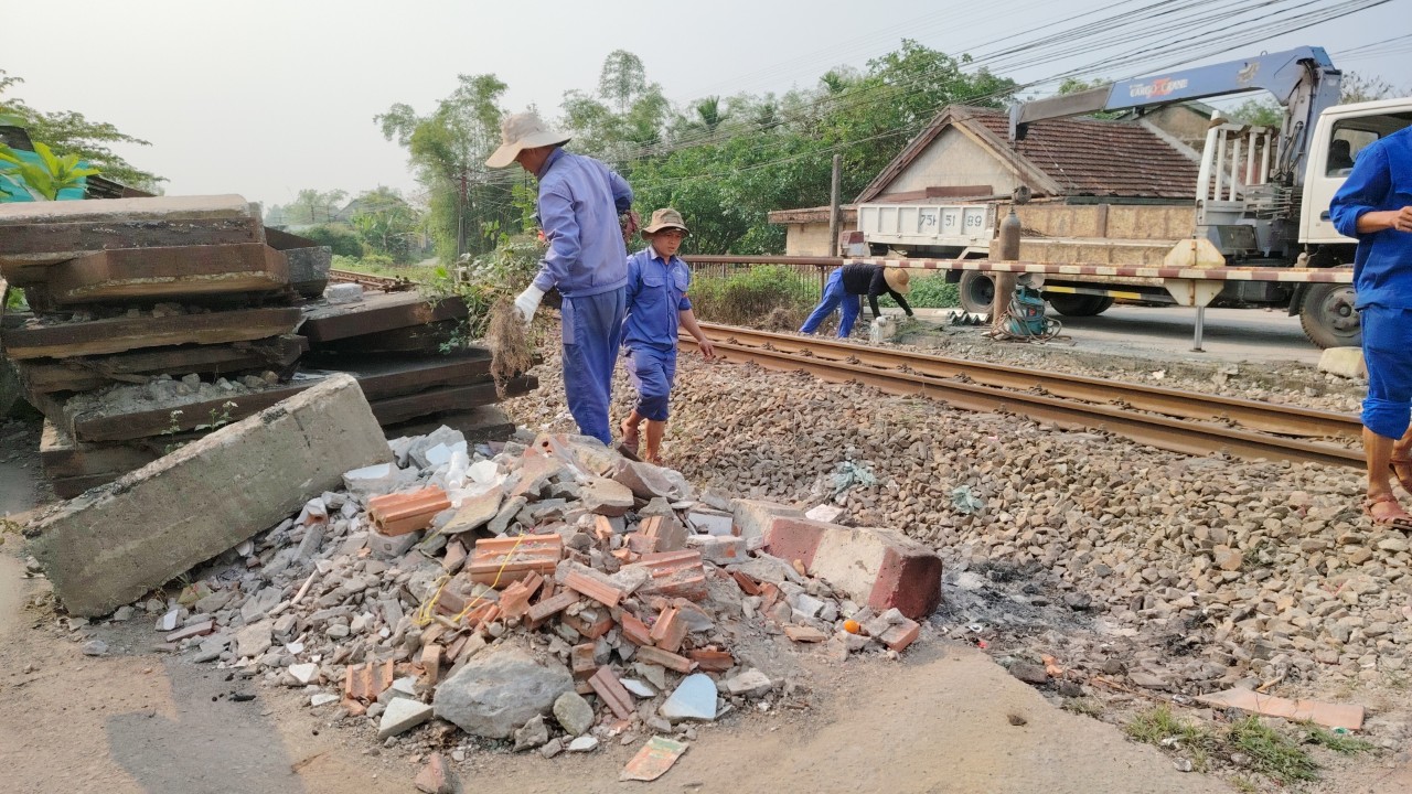 Đóng lối đi tự mở qua đường sắt Bắc - Nam địa phận tỉnh Thừa Thiên - Huế sau vụ TNGT nghiêm trọng- Ảnh 3.