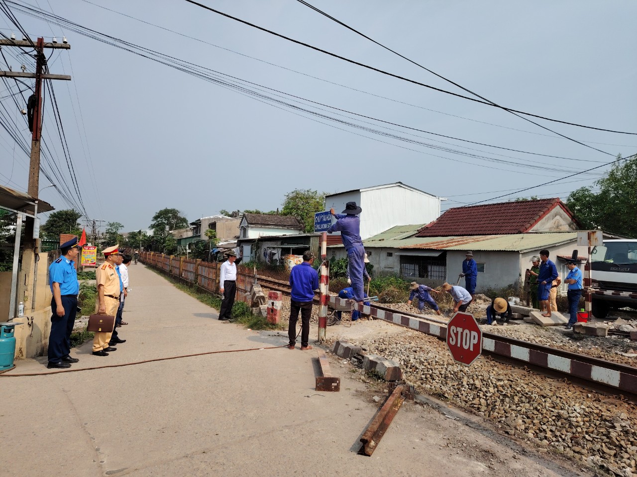 Đóng lối đi tự mở qua đường sắt Bắc - Nam địa phận tỉnh Thừa Thiên - Huế sau vụ TNGT nghiêm trọng- Ảnh 6.