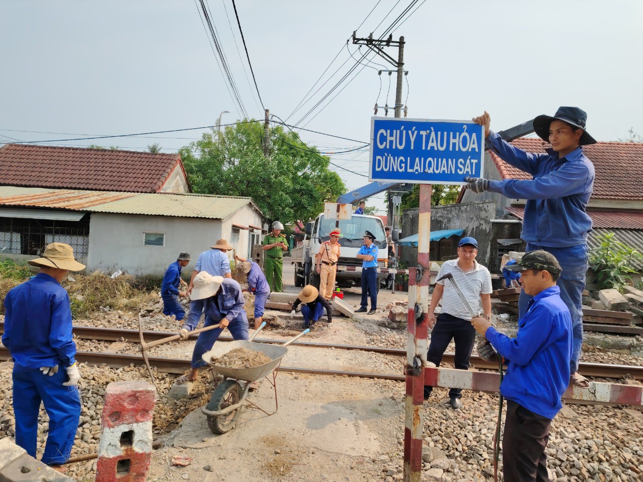 Đóng lối đi tự mở qua đường sắt Bắc - Nam địa phận tỉnh Thừa Thiên - Huế sau vụ TNGT nghiêm trọng- Ảnh 5.