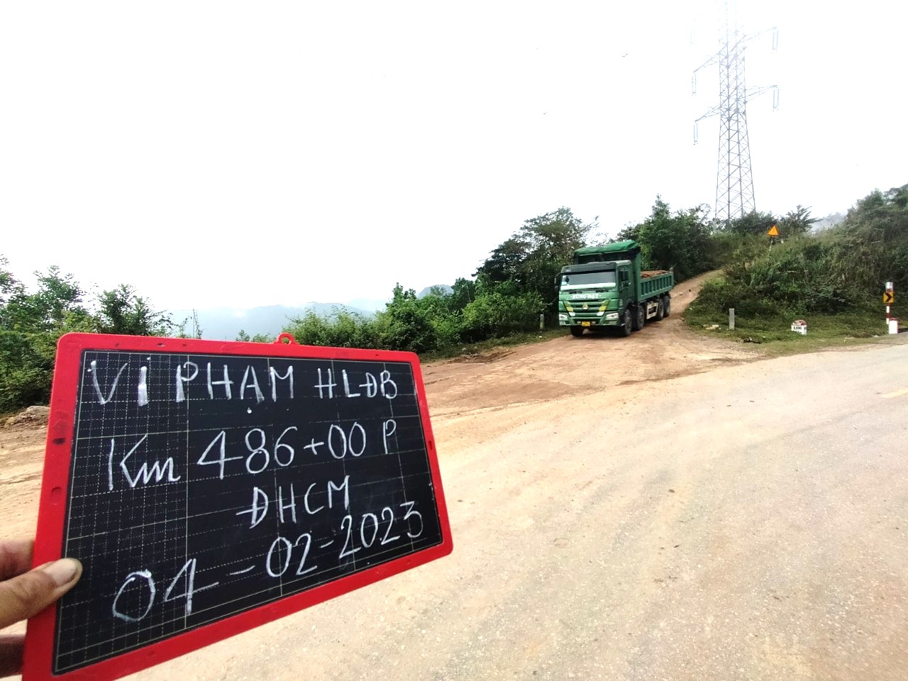 Quảng Nam: Bất chấp đường hết phép đấu nối, xe ben rầm rập vào ra mỏ vận chuyển đất- Ảnh 11.