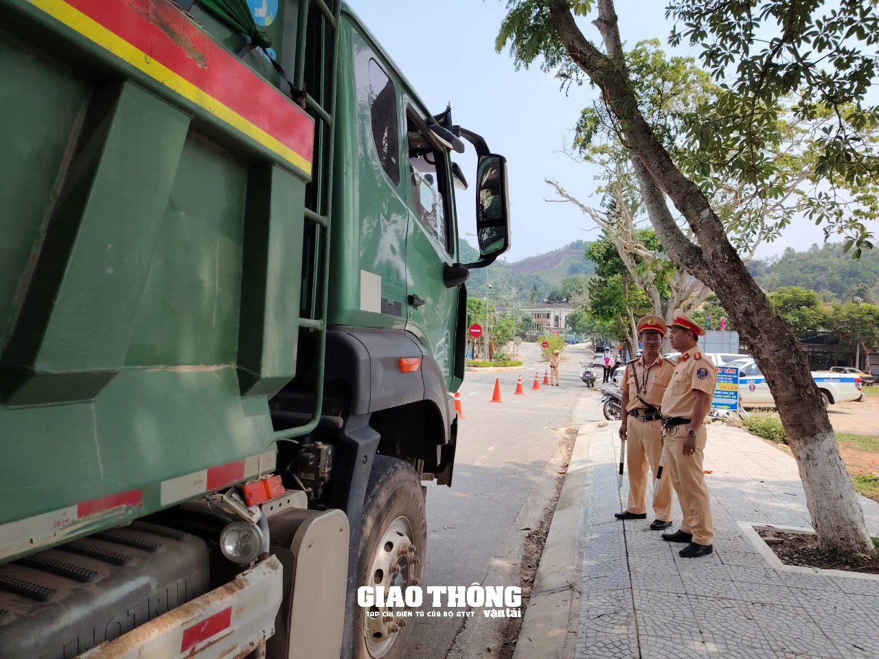 CSGT Quảng Nam xử lý xe ben chở đất gây mất ATGT trên đường Hồ Chí Minh, QL14- Ảnh 2.
