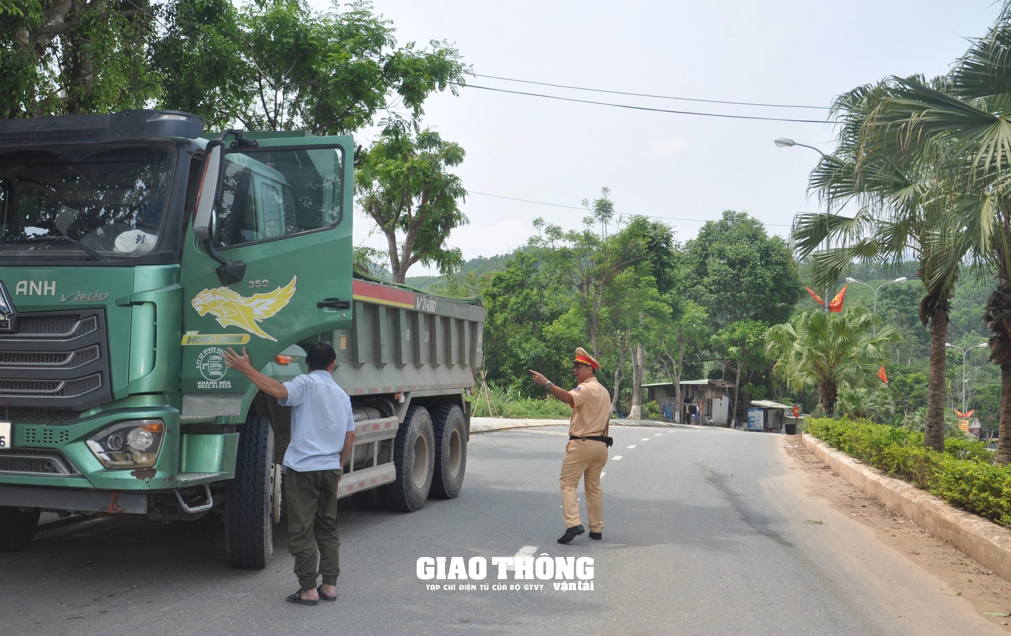 CSGT Quảng Nam xử lý xe ben chở đất gây mất ATGT trên đường Hồ Chí Minh, QL14- Ảnh 3.