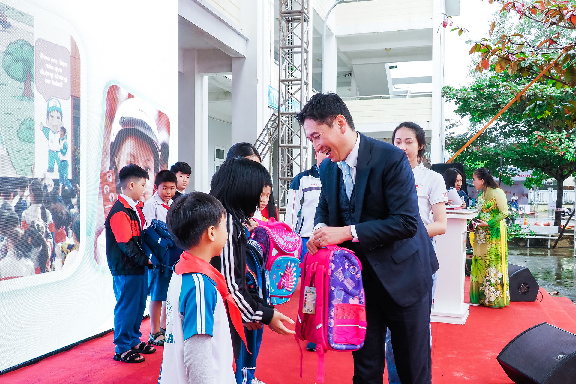 Ông Motofumi Marutani - Phó Tổng Giám đốc Công ty Honda Việt Nam trao thưởng cho nhóm các em học sinh đạt giải Nhất trong phần thi đào tạo lý thuyết.