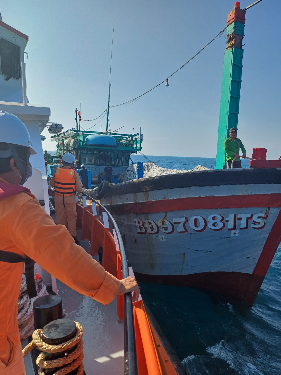 Kịp thời cứu nạn thuyền viên tàu cá Bình Định bị tai nạn lao động trên biển- Ảnh 2.