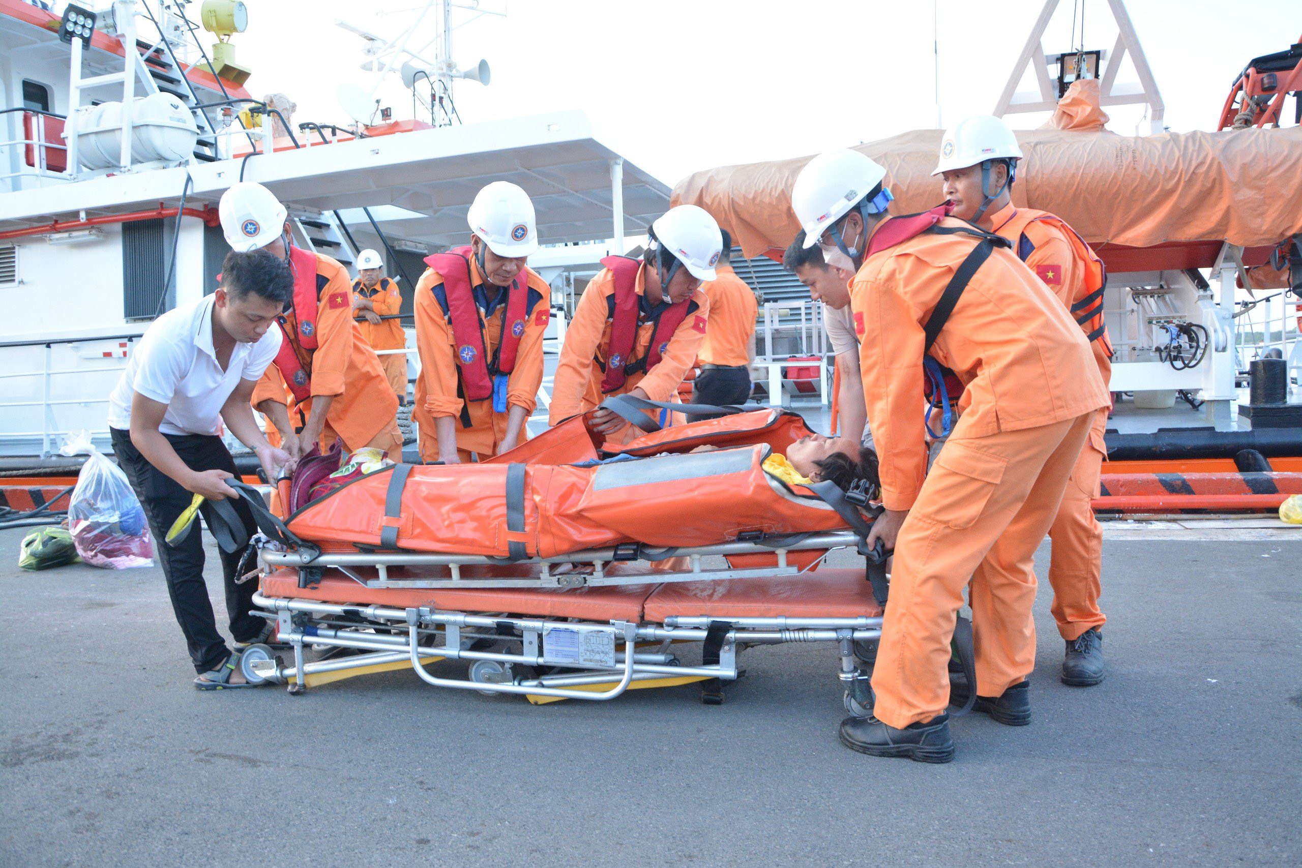 Kịp thời cứu nạn thuyền viên tàu cá Bình Định bị tai nạn lao động trên biển- Ảnh 4.