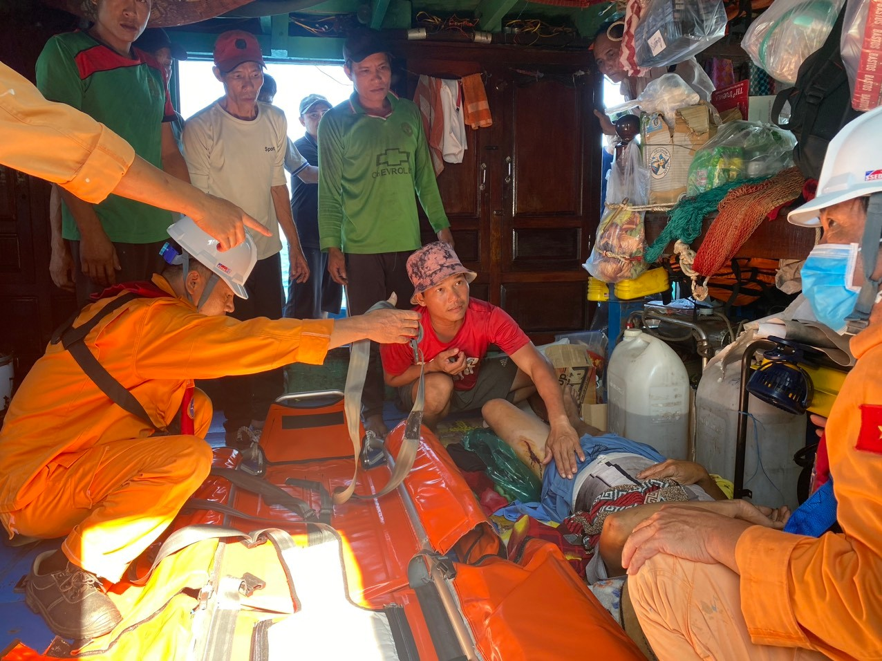 Kịp thời cứu nạn thuyền viên tàu cá Bình Định bị tai nạn lao động trên biển- Ảnh 3.