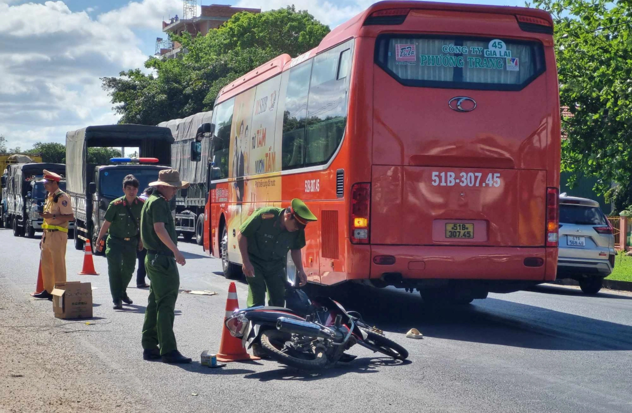 Khởi tố tài xế xe khách làm 2 học sinh tử vong tại Đắk Lắk- Ảnh 1.