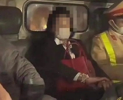 Va chạm giao thông, CSGT kiểm tra phát hiện nữ tài xế ôtô vi phạm nồng độ cồn "khủng"- Ảnh 1.